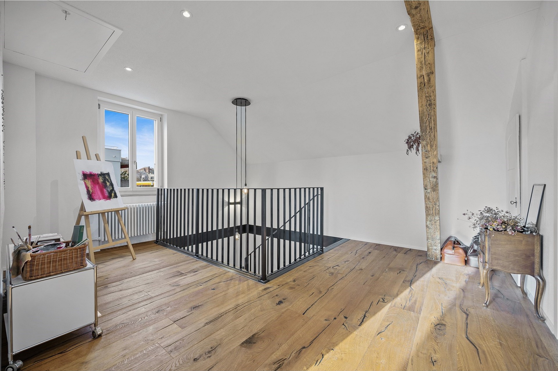 Heller Dachgeschossraum mit Galerie und Holzfußboden