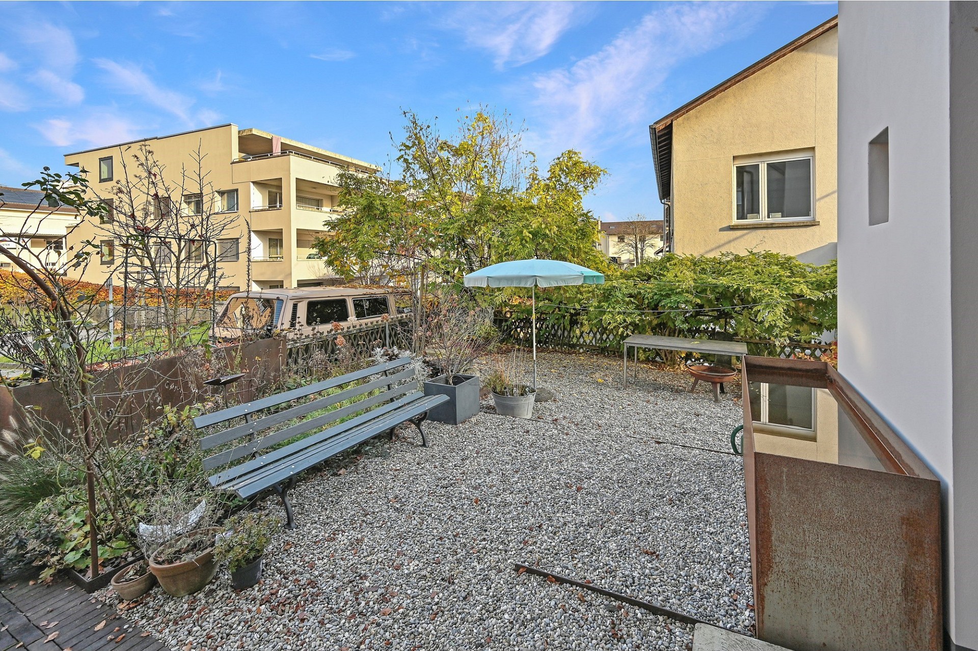 Garten mit Nachbargebäuden