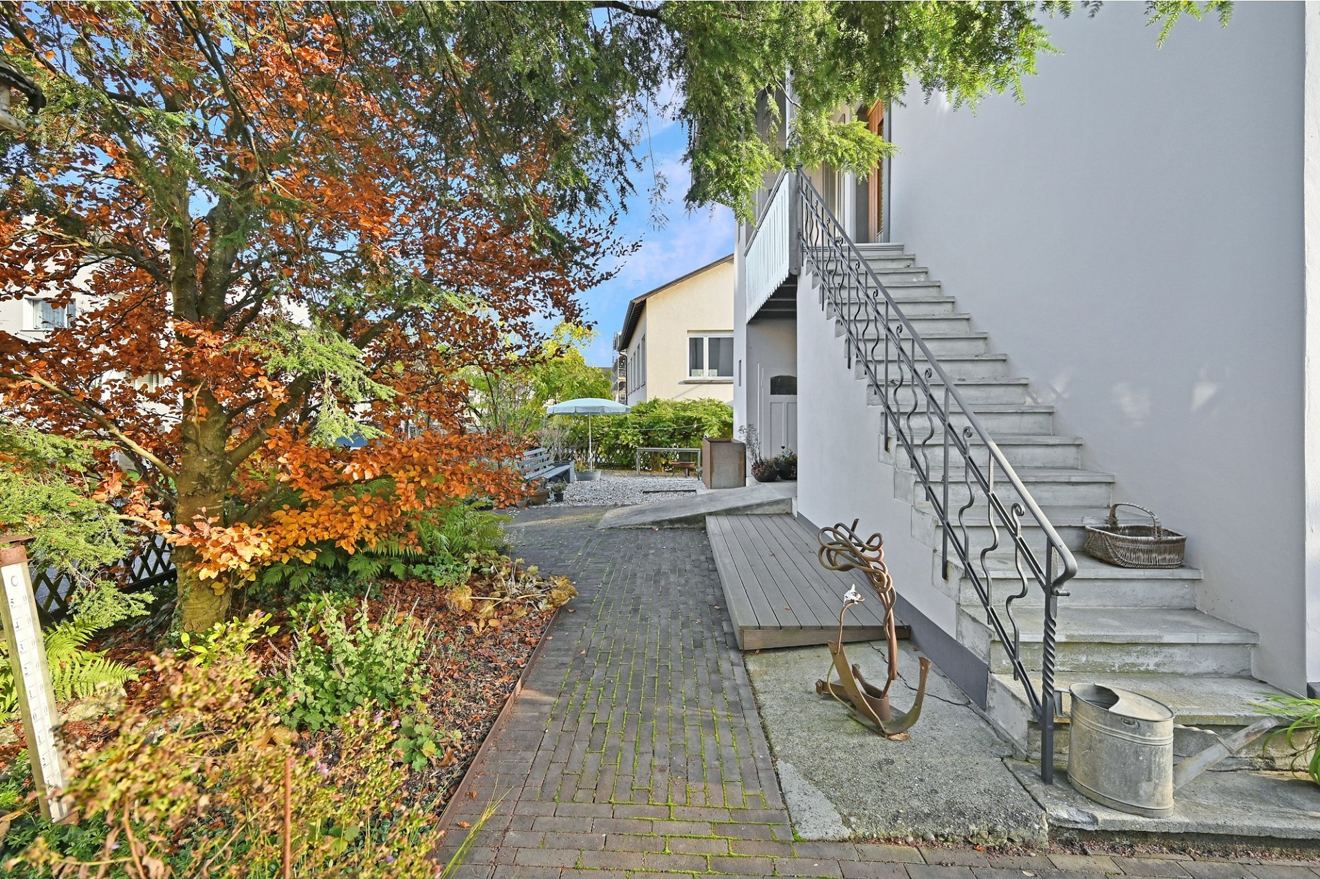Außenansicht eines Wohnhauses mit Garten und Außentreppe