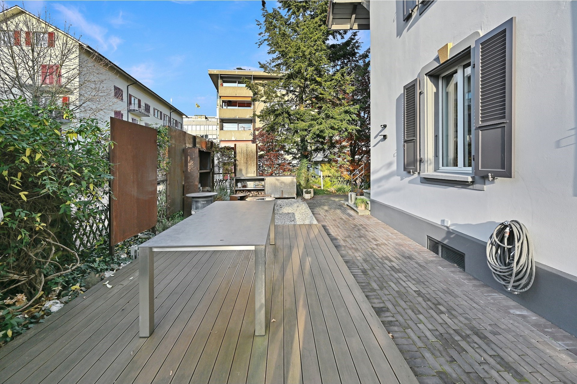 Terrasse mit Garten und Nachbarbebauung