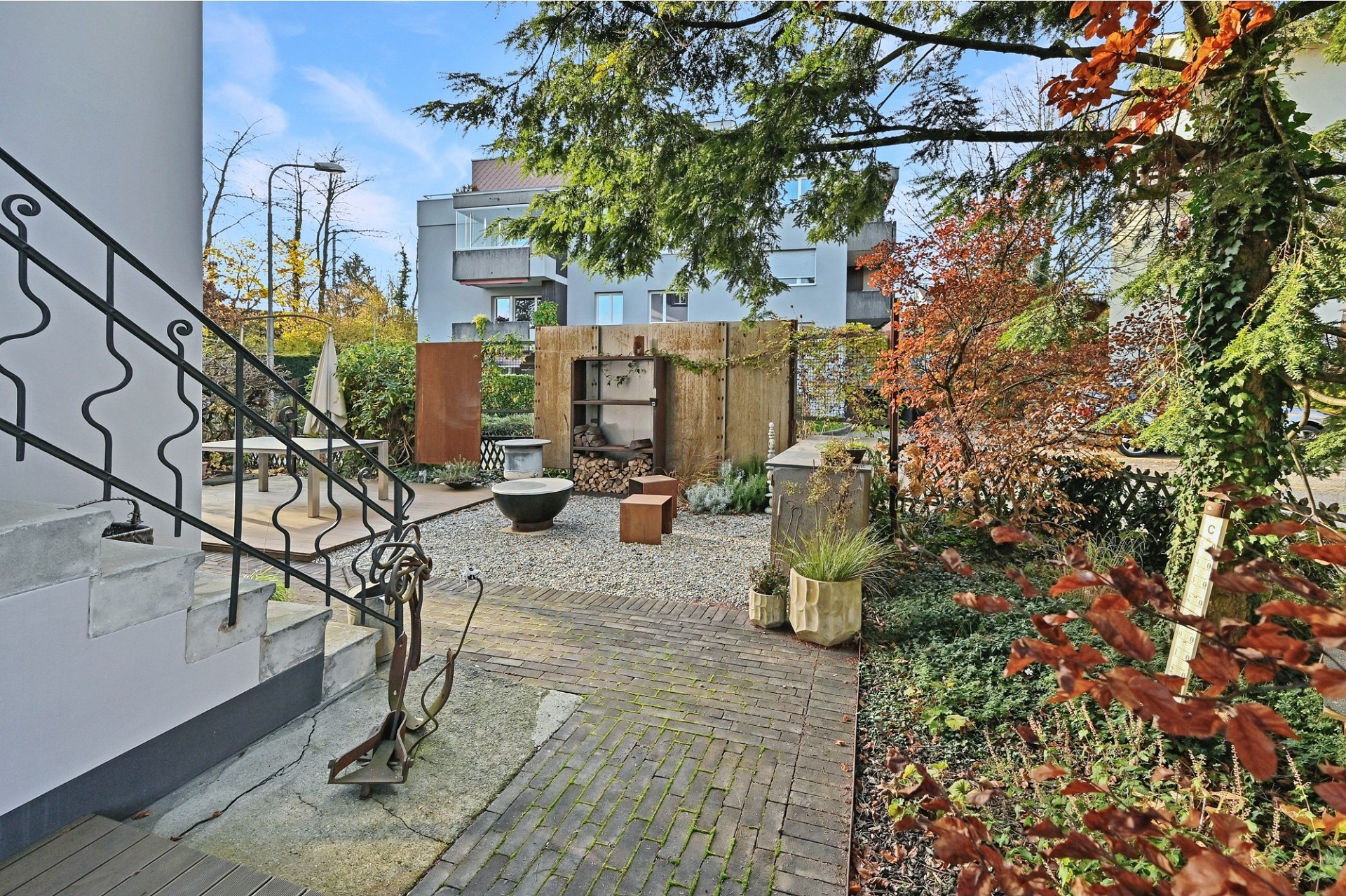 Gepflegter Garten mit Sitz- und Grillbereich