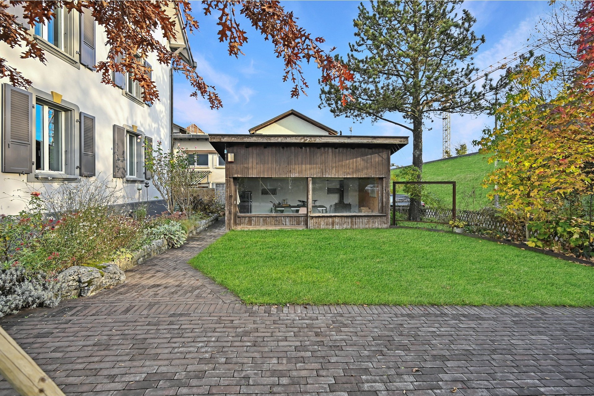 Garten mit Holzpavillon