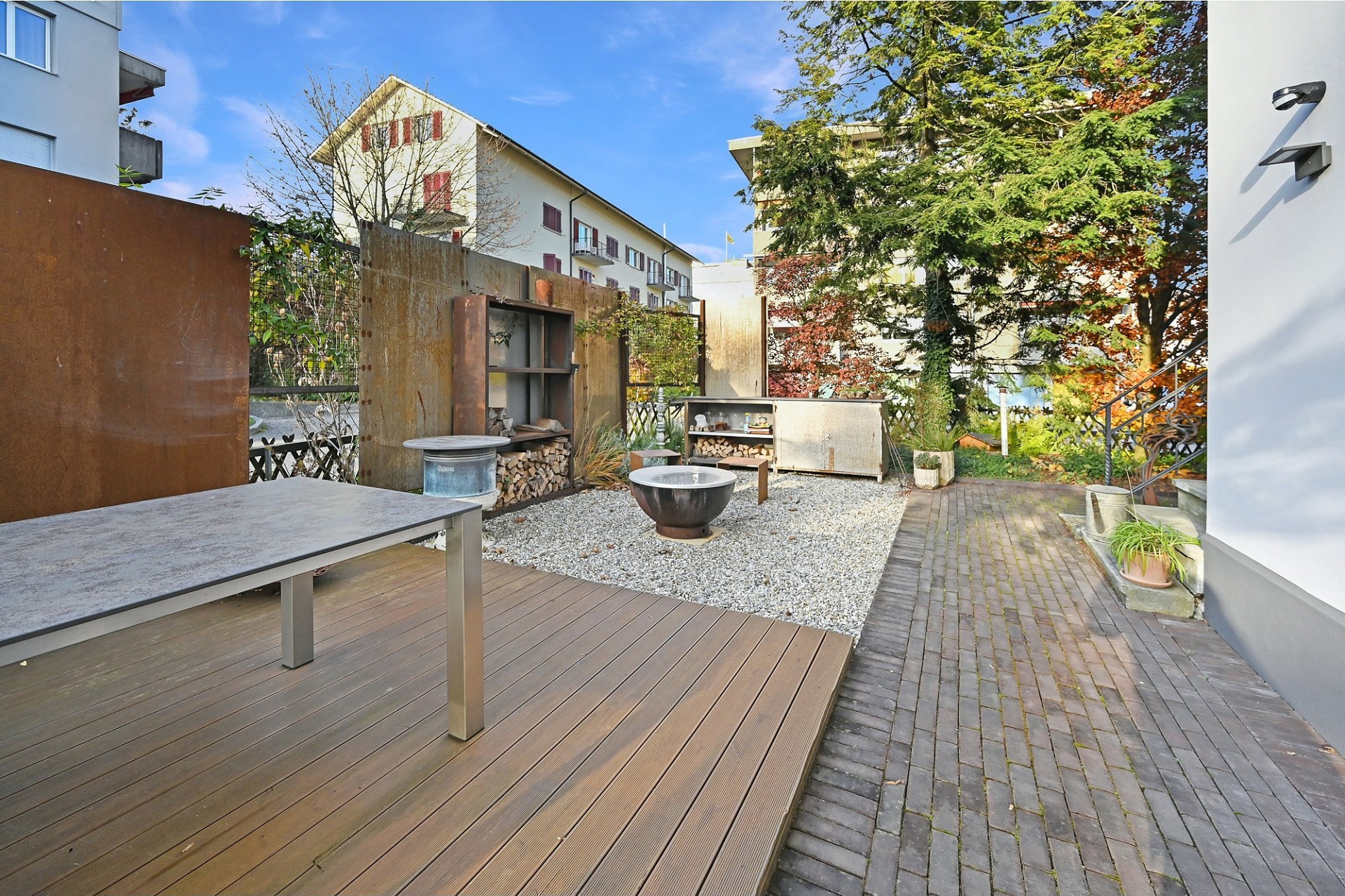 Moderner Außenbereich mit Terrasse und Garten