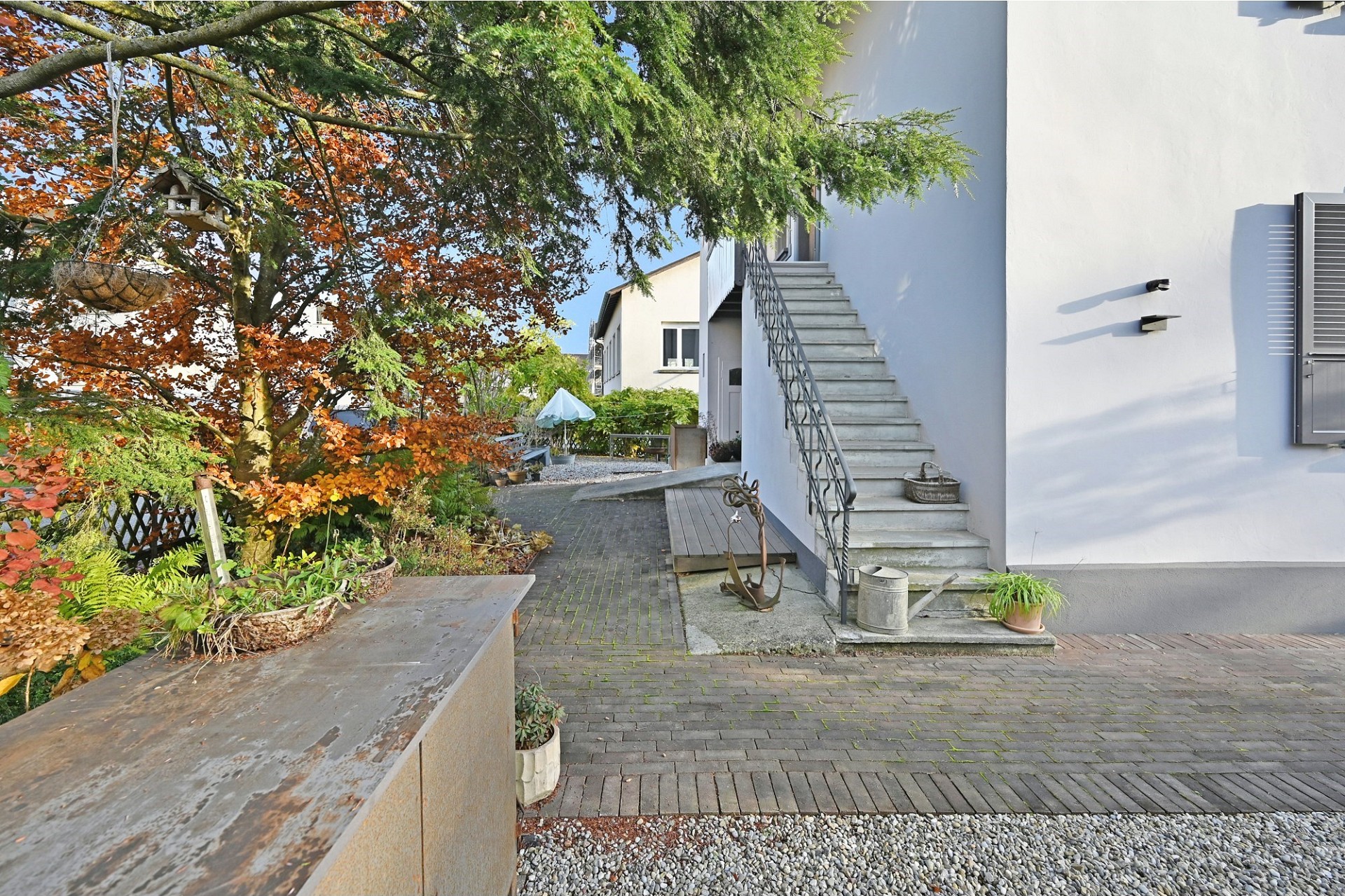 Außenbereich mit Treppe und Garten