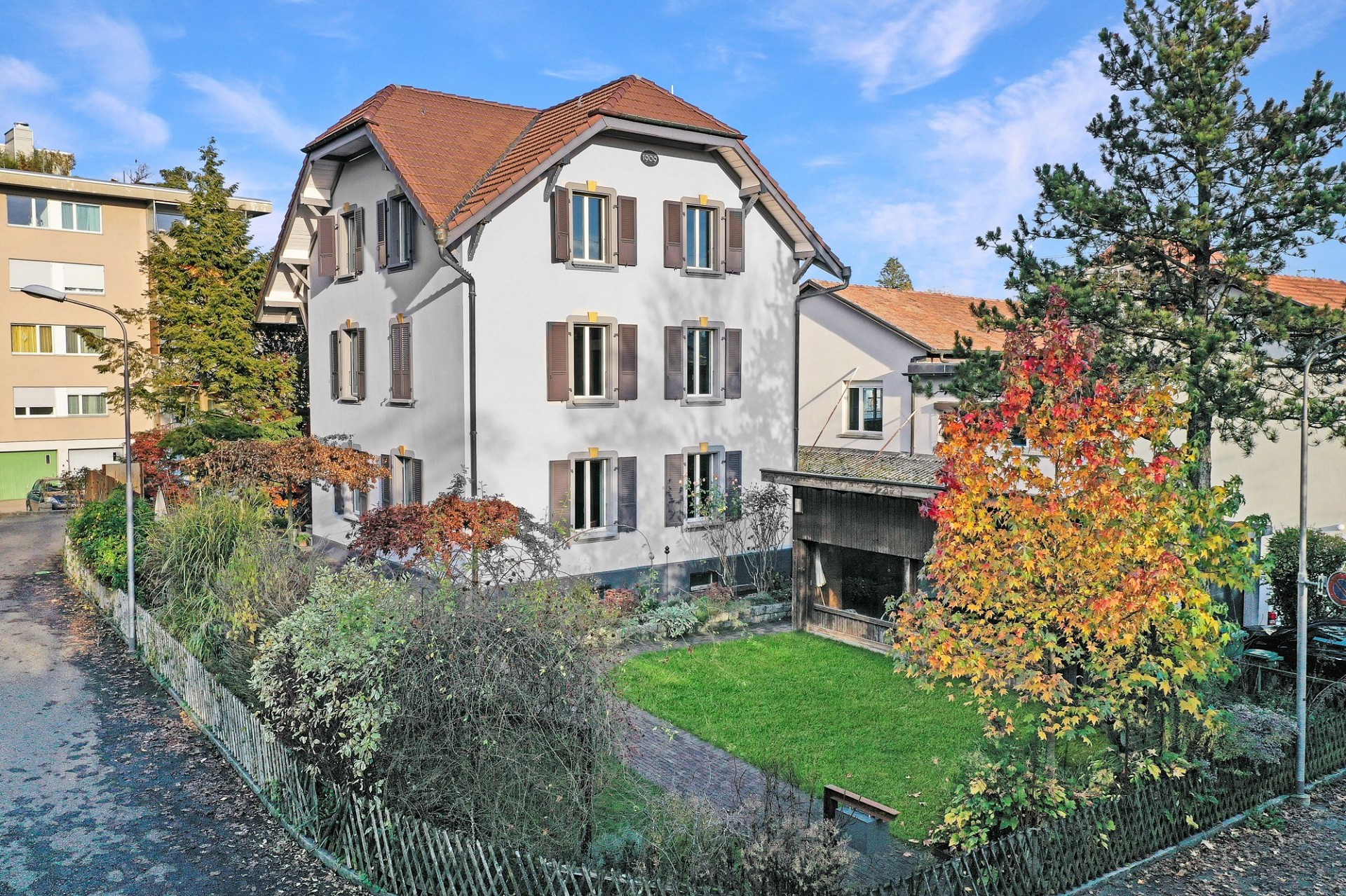 Außenansicht eines Wohnhauses mit Garten