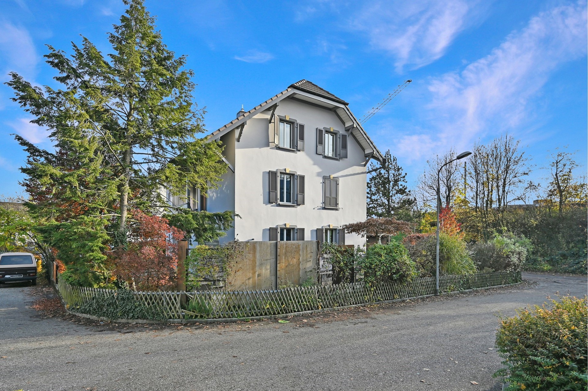 Einfamilienhaus mit Garten und Einfriedung