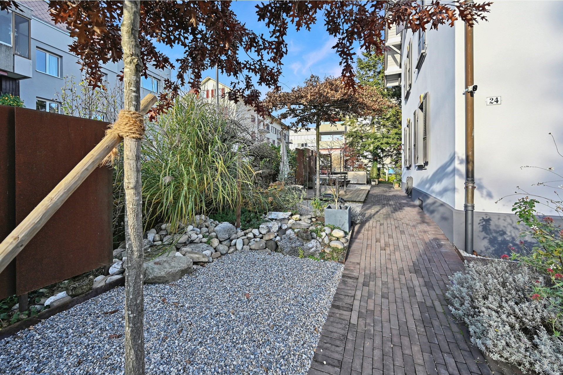 Gepflegter Vorgarten mit Zierbepflanzung
