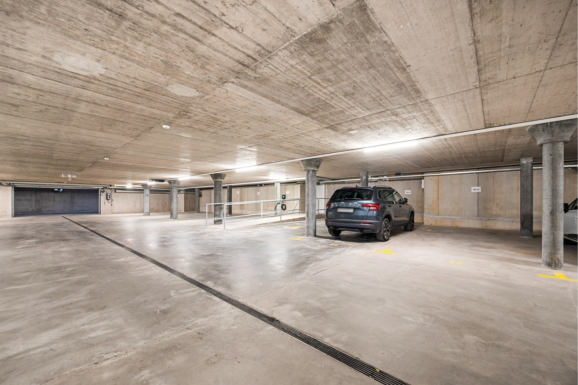 Tiefgarage mit Betonstützen und Stellplätzen