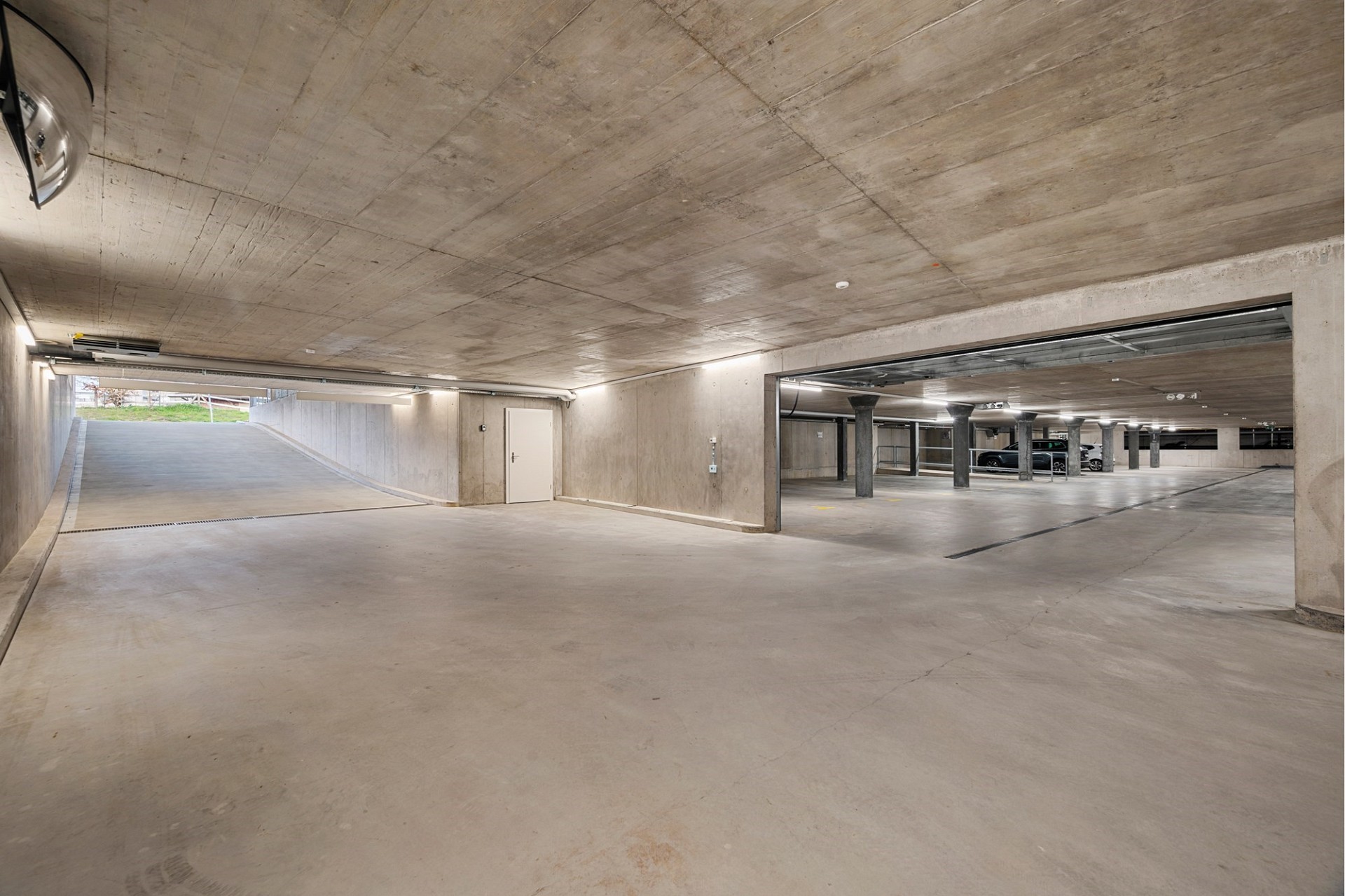 Tiefgarage mit Auffahrtsrampe