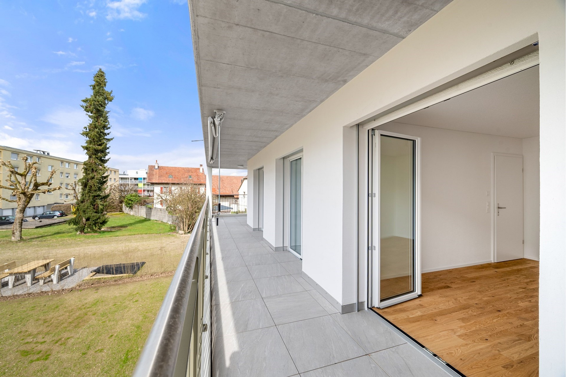 Großer Balkon mit Blick ins Grüne