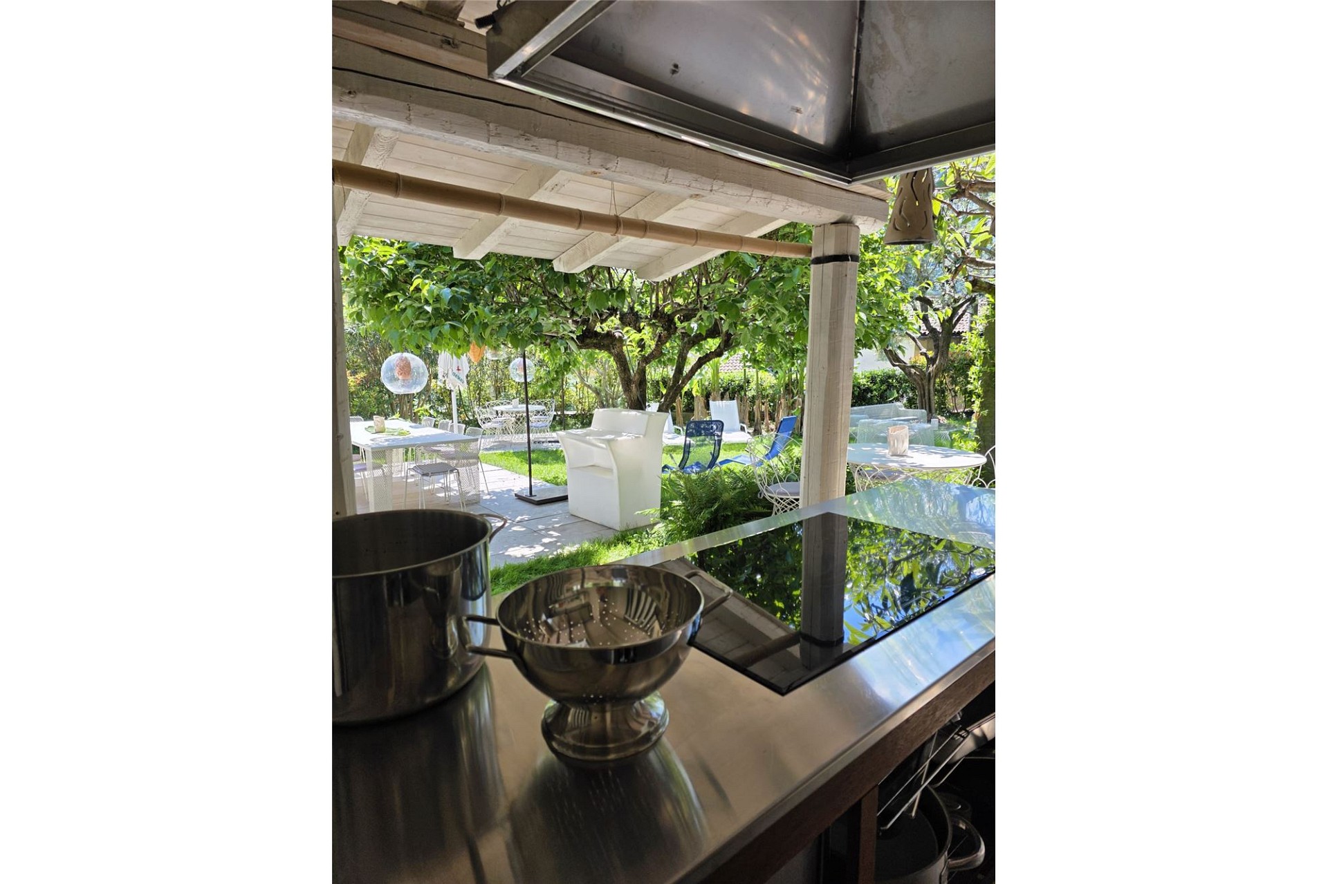 Gartenpavillon mit Outdoor-Bar und Sitzbereich