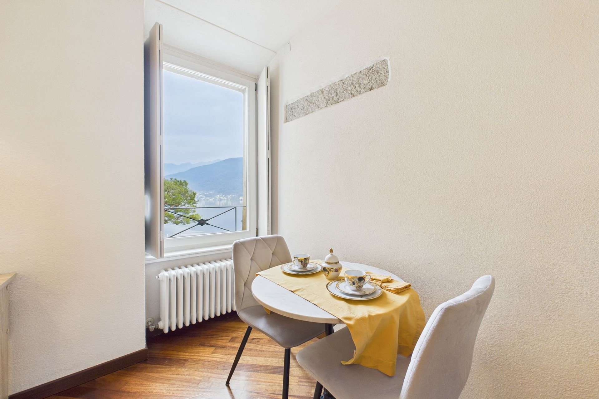 Essbereich mit Bergblick
