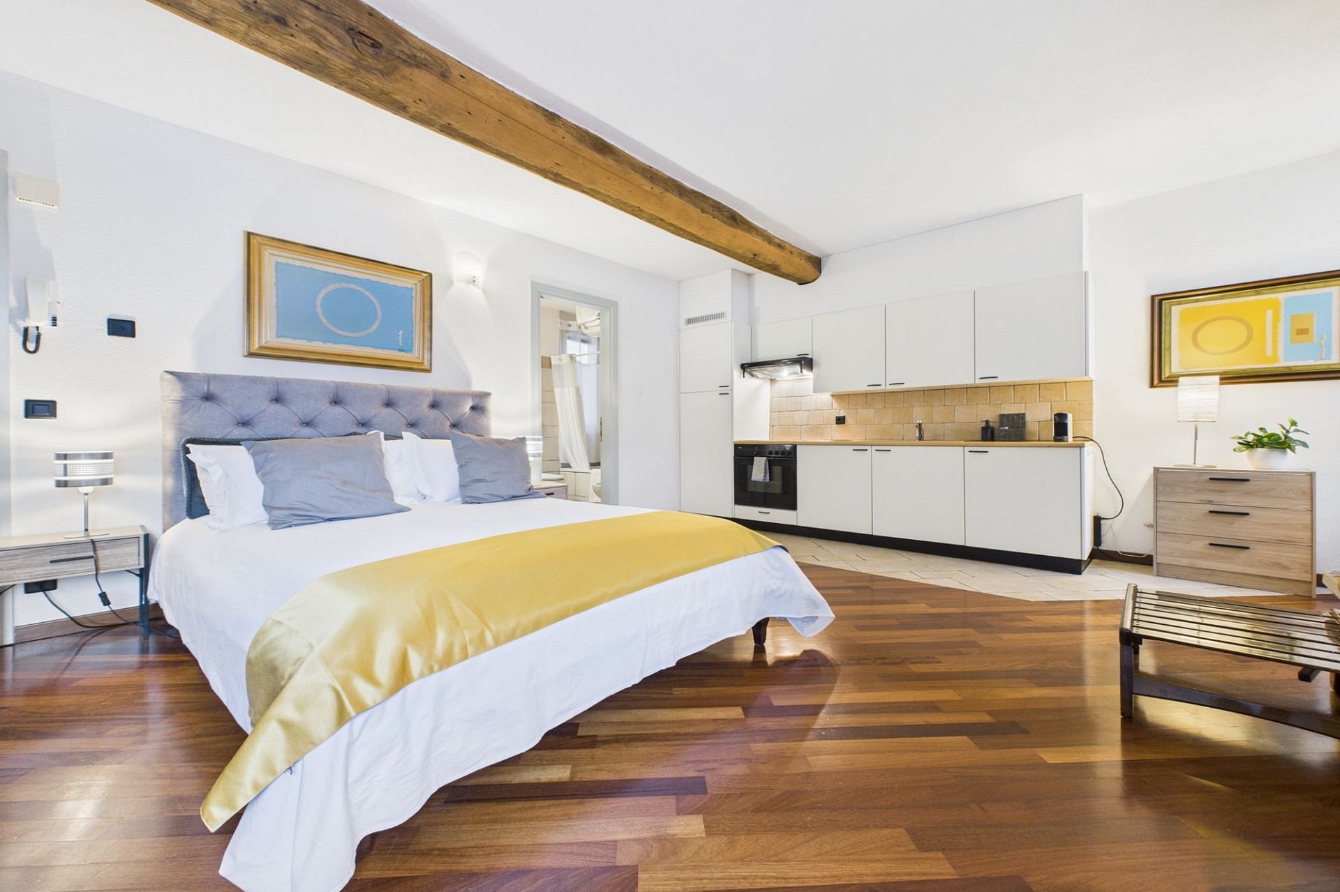 Schlafzimmer mit offener Küchenzeile
