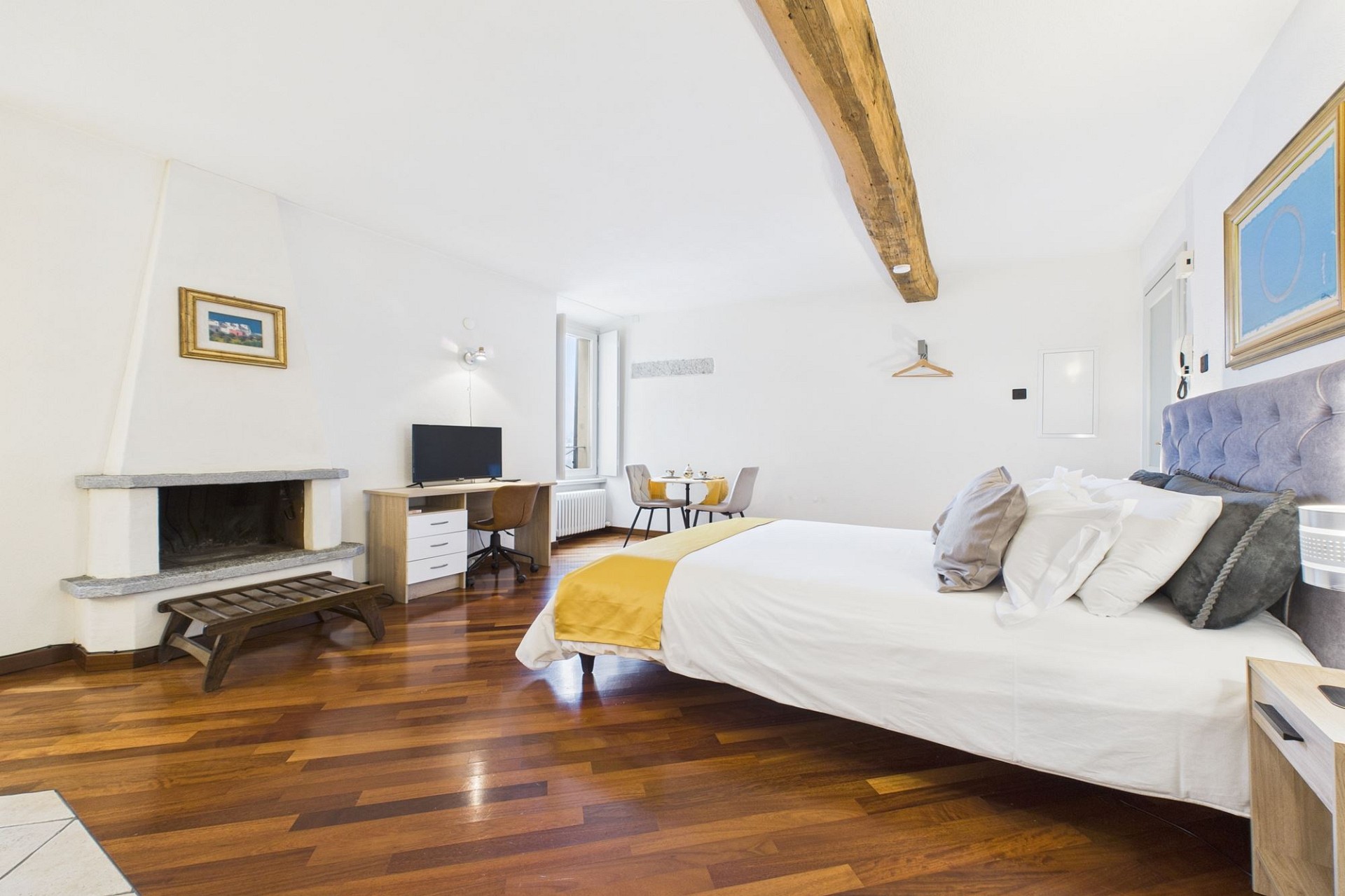 Helles Schlafzimmer mit sichtbarem Holzbalken