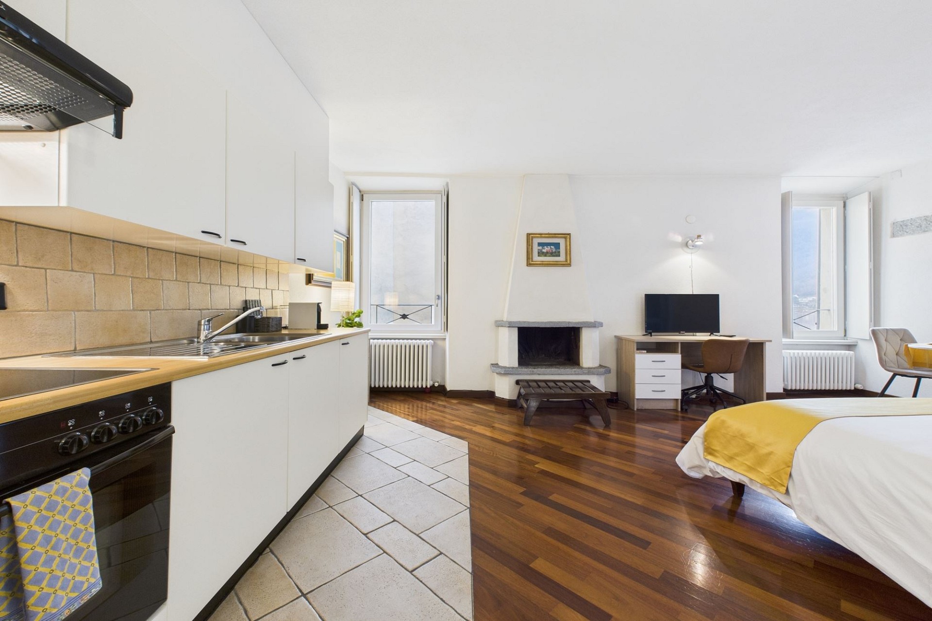 Helles Studio mit Küche, Kamin und Schlafbereich