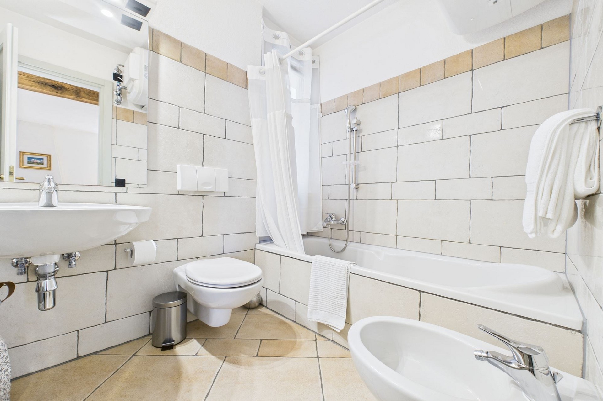 Helles Badezimmer mit Badewanne und WC
