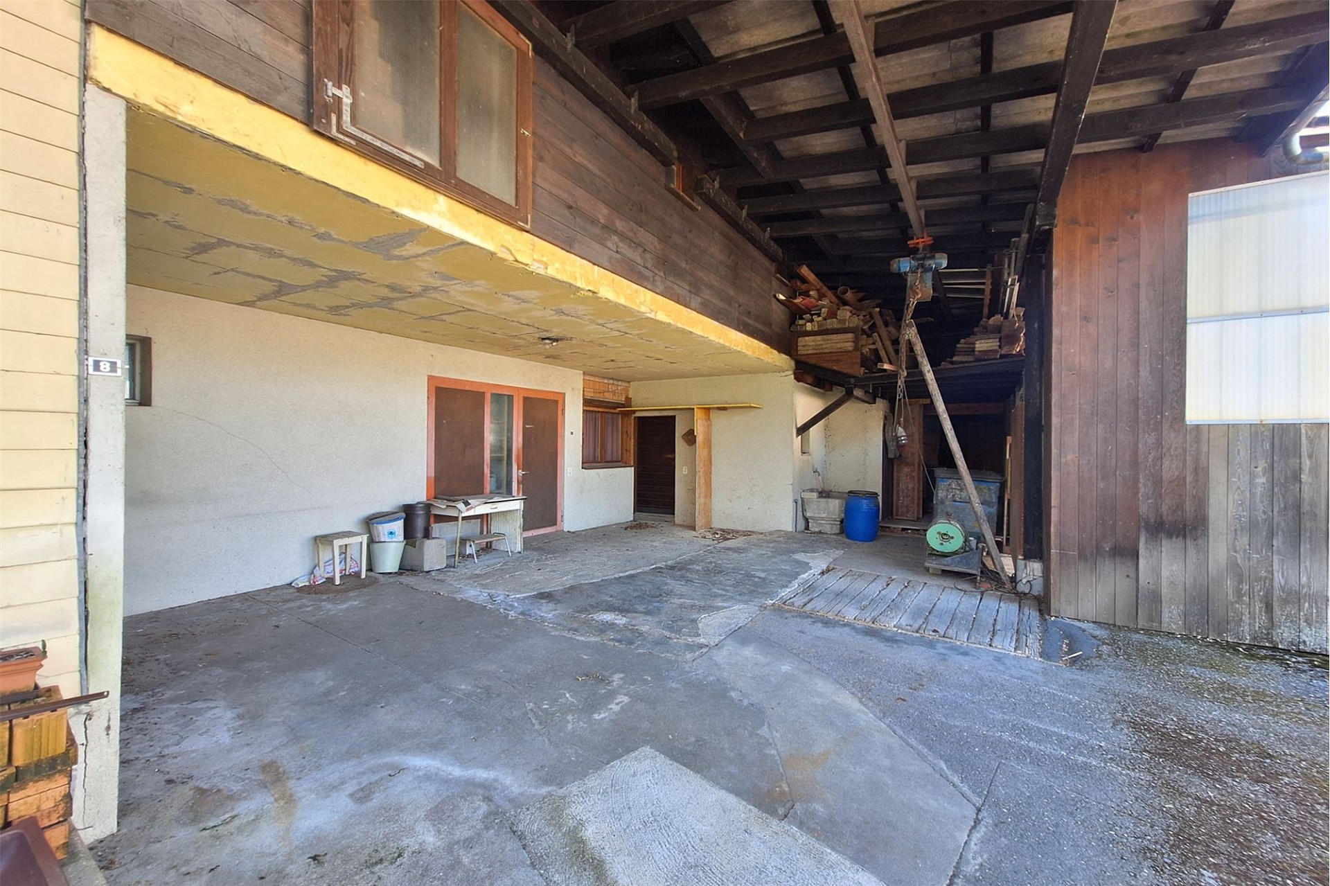 Überdachter Außenbereich mit Holzfassade