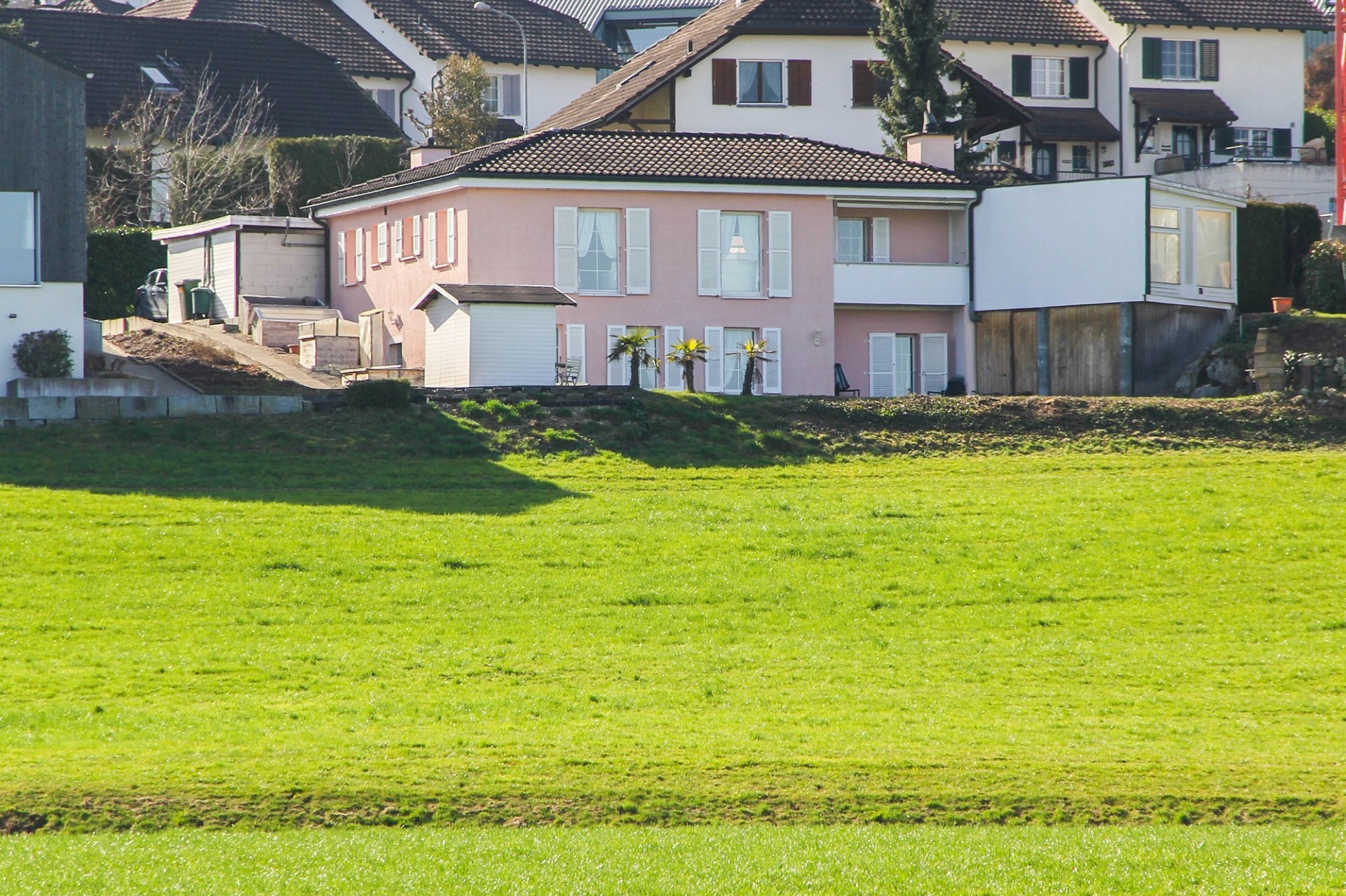 Wohnhäuser mit großem Rasen im Vordergrund