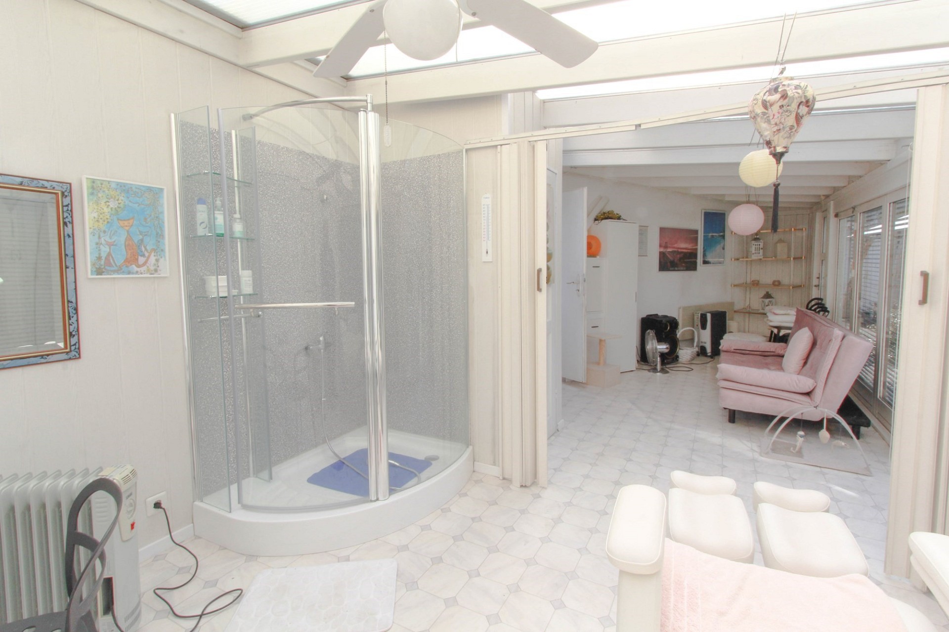 Heller Bad- und Wohnbereich mit Dusche