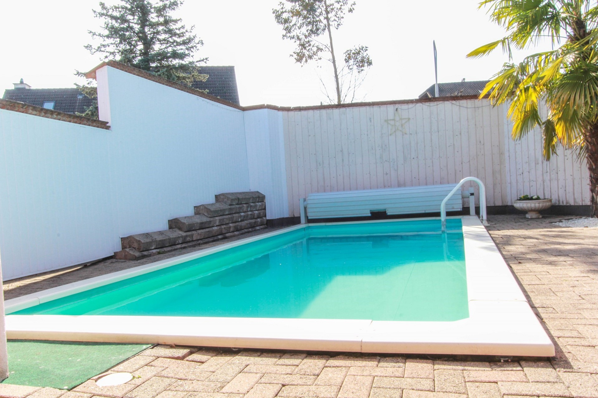 Außenbereich mit Pool und ummauertem Patio
