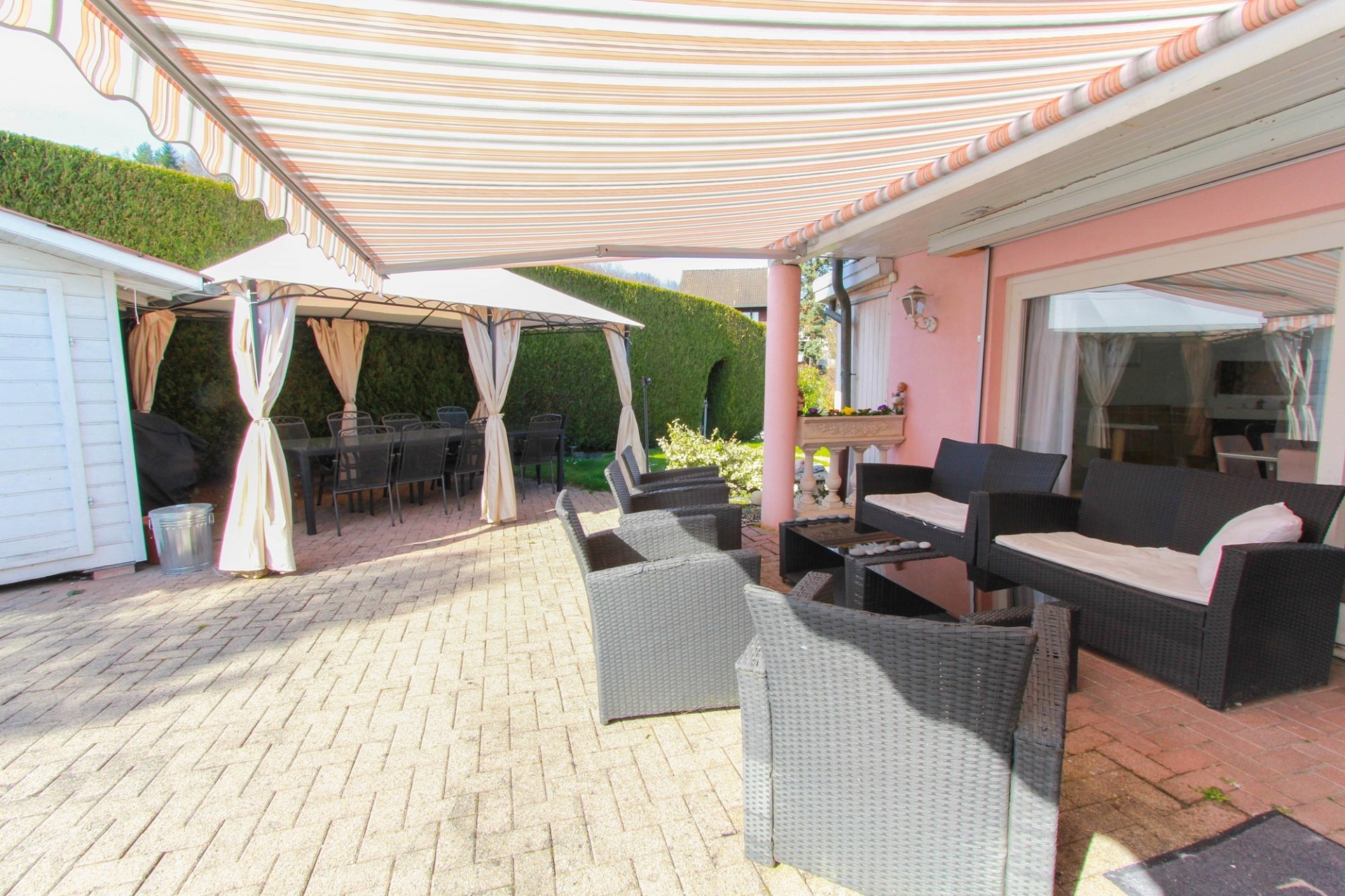 Überdachte Terrasse mit Gartenmöbeln