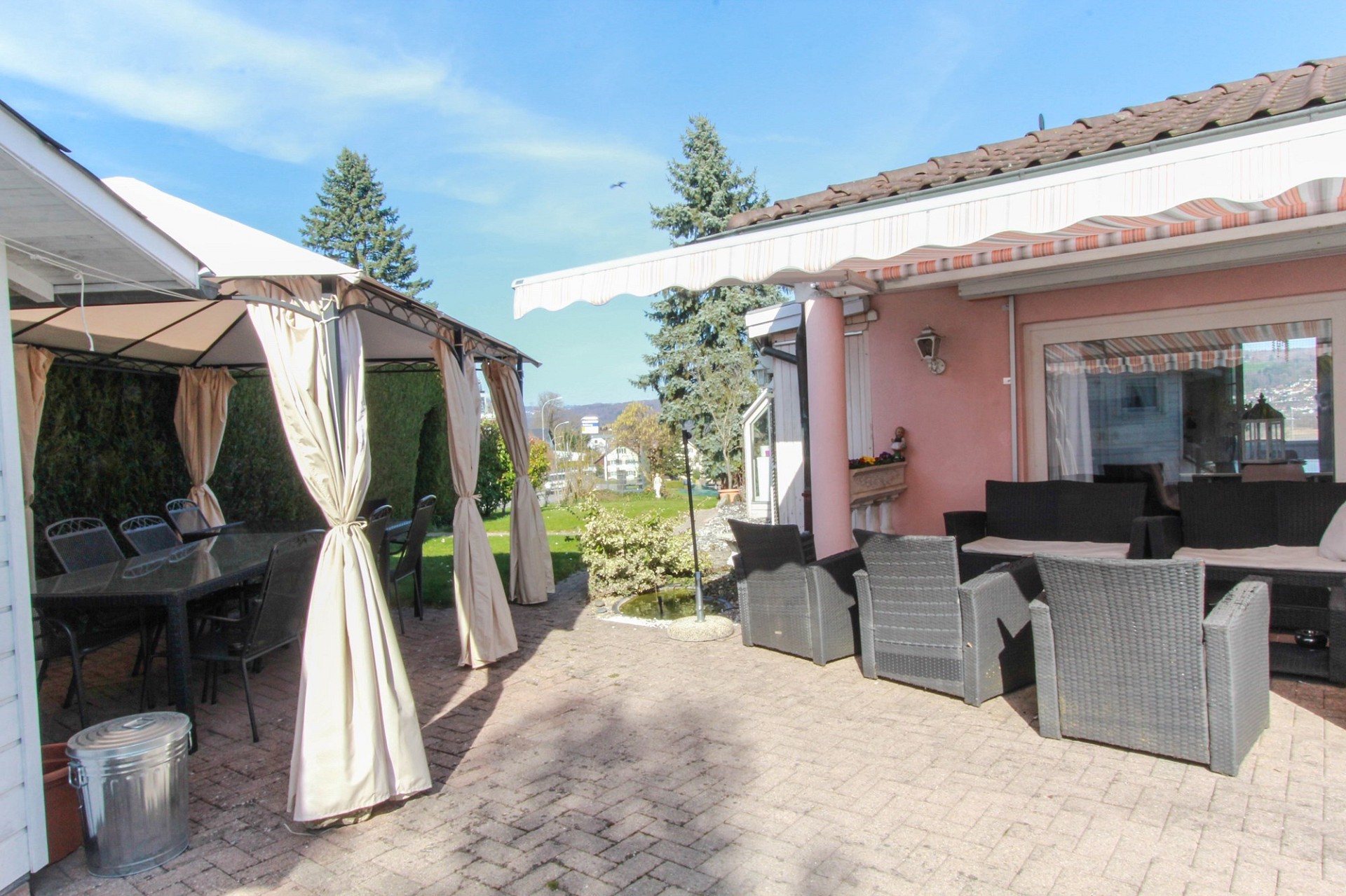 Terrasse mit Sitzgruppen und Markise
