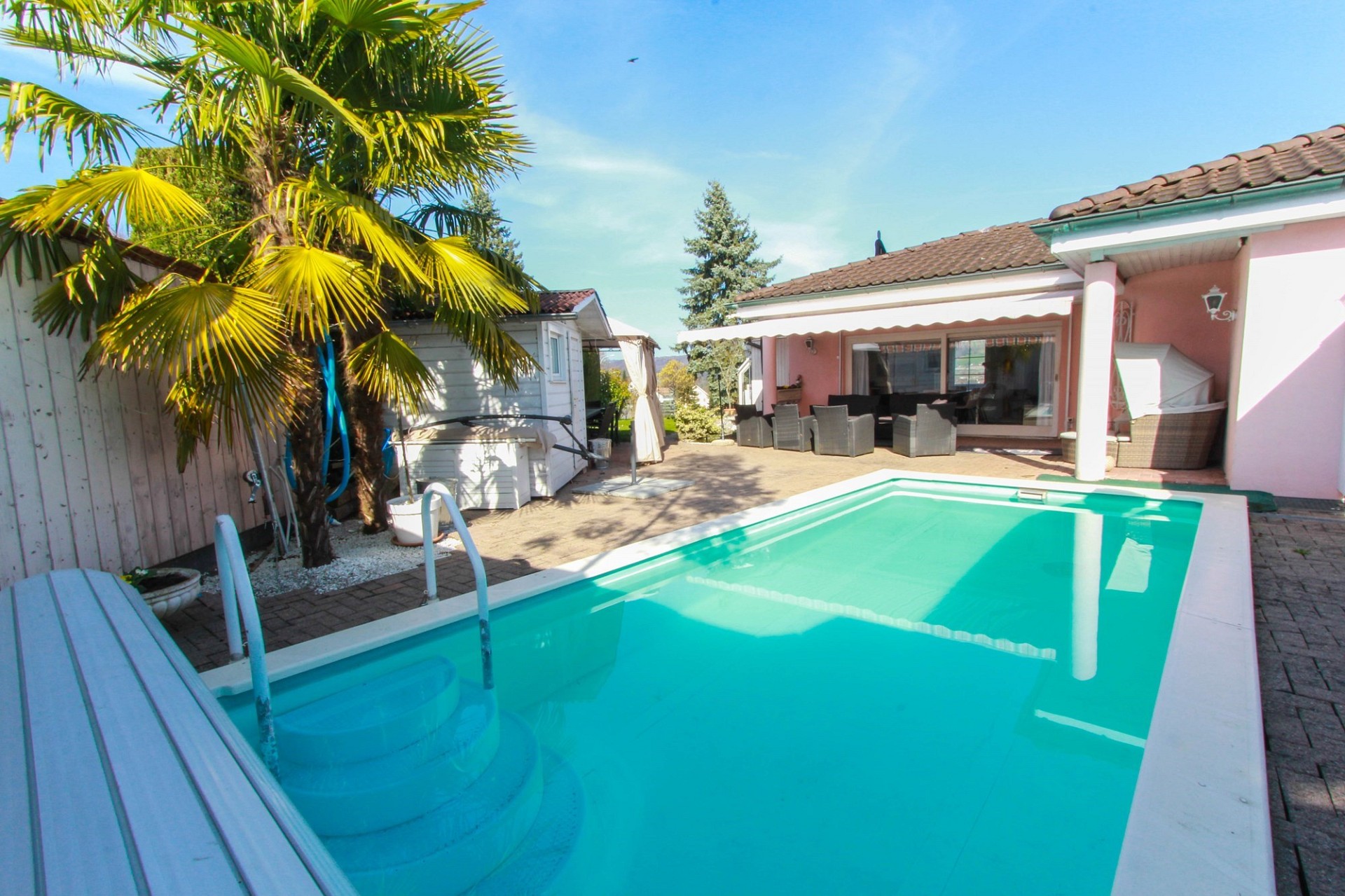 Außenbereich mit Pool und Terrasse
