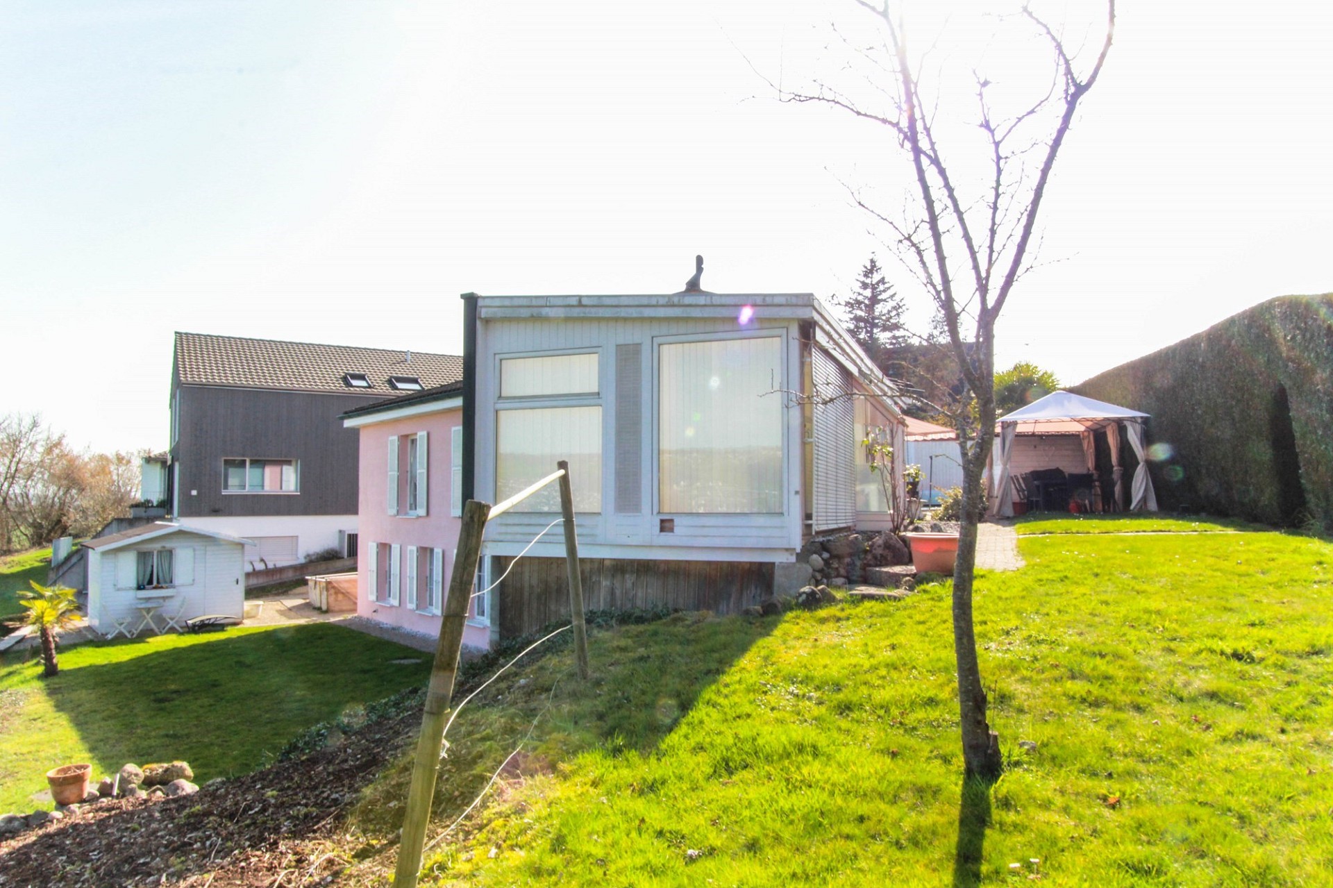 Außenansicht eines modernen Wohnhauses mit Garten
