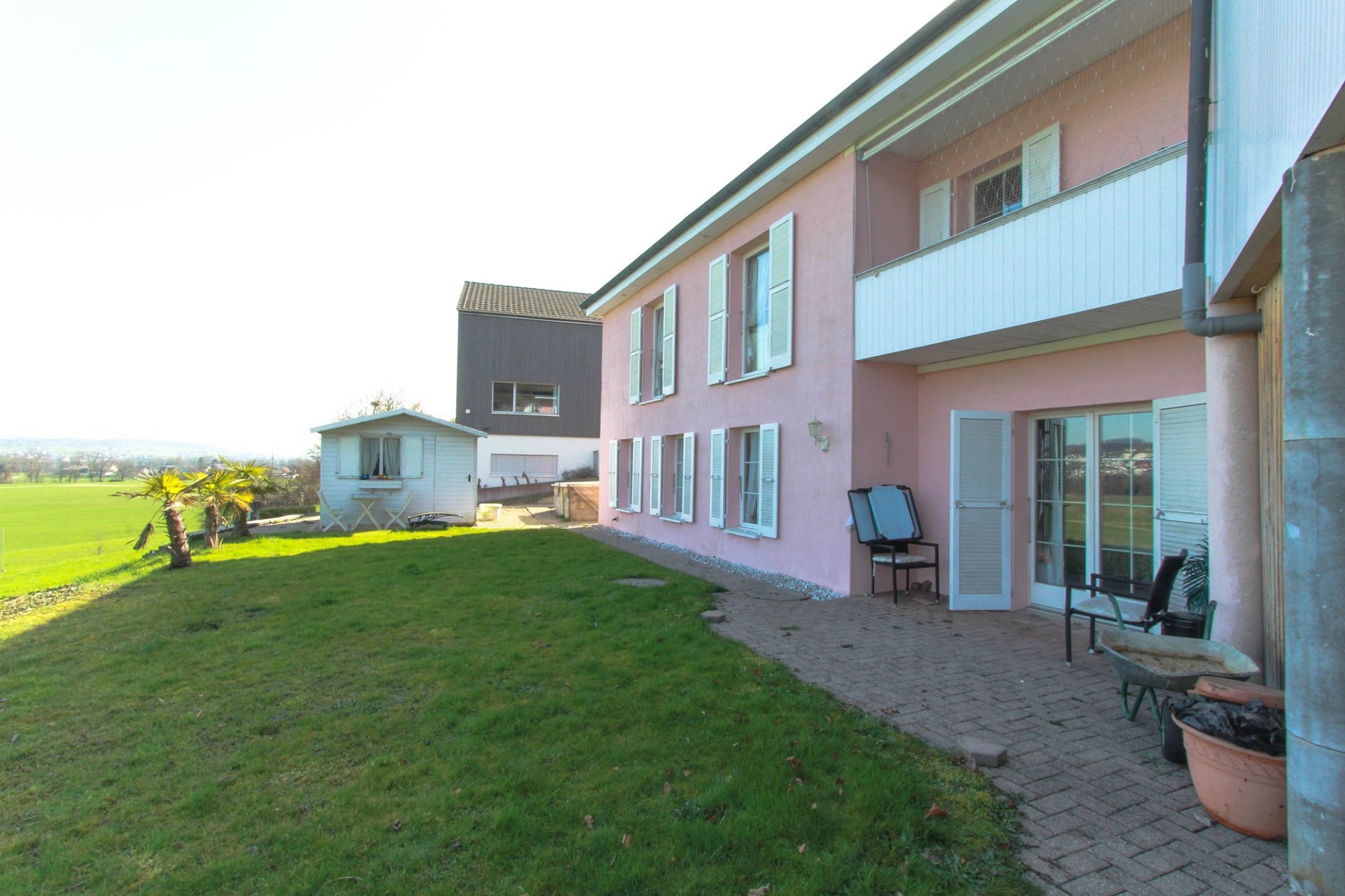 Außenansicht eines Wohnhauses mit Garten