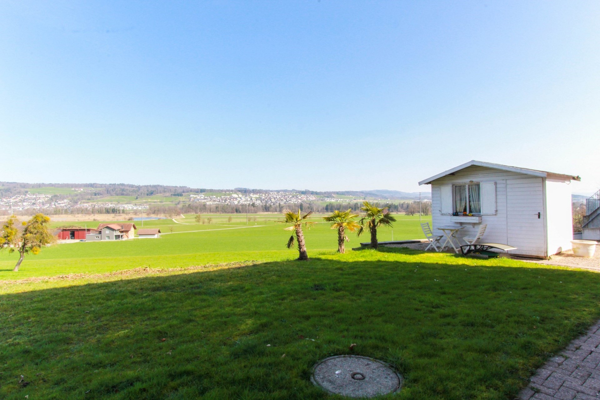 Garten mit Weitblick und kleinem Gartenhaus