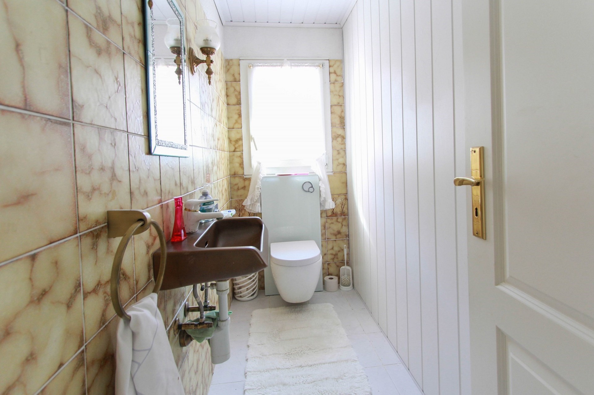 Kleines Badezimmer mit WC und Waschbecken