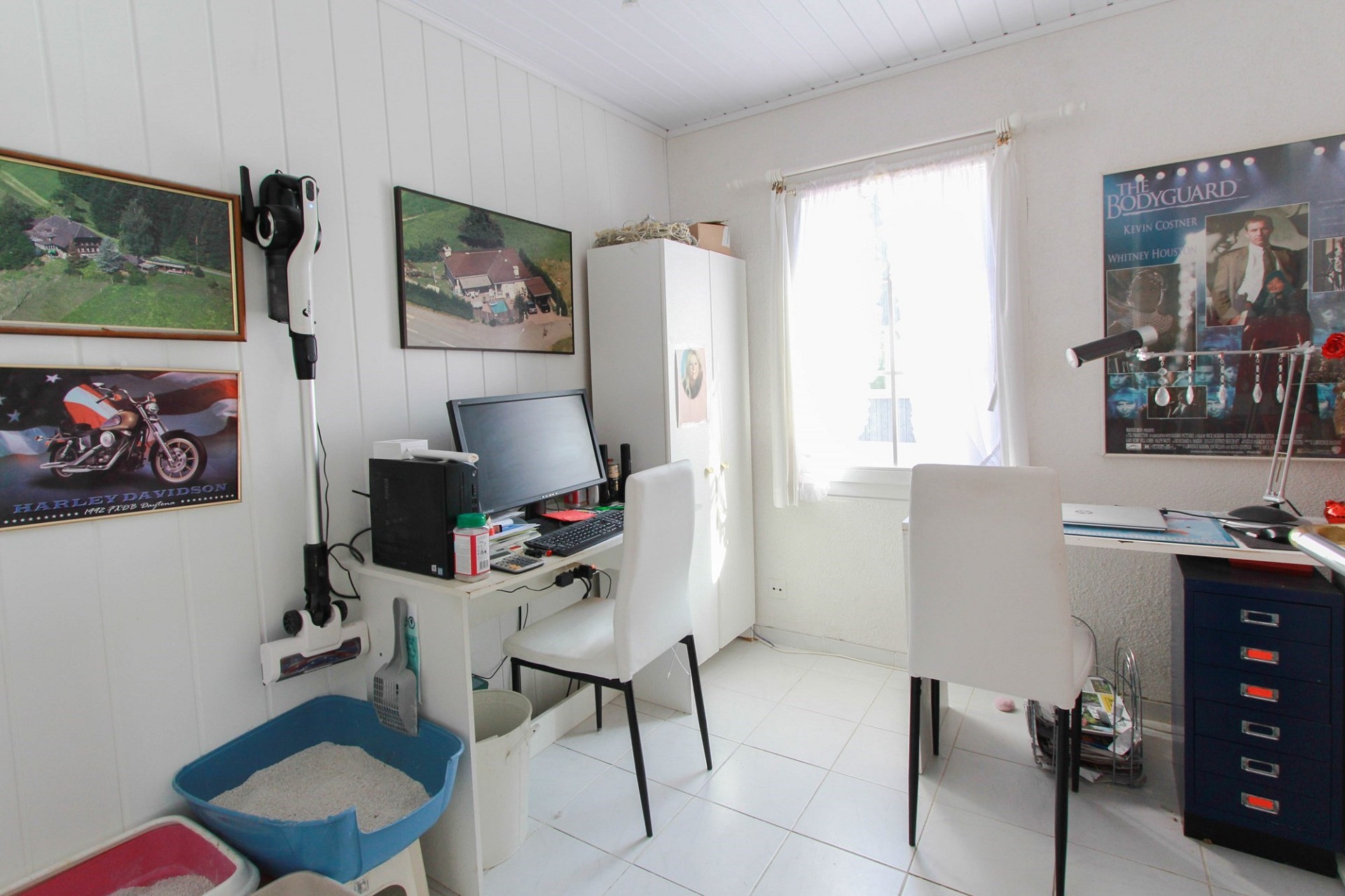 Helles Arbeitszimmer mit zwei Schreibtischen