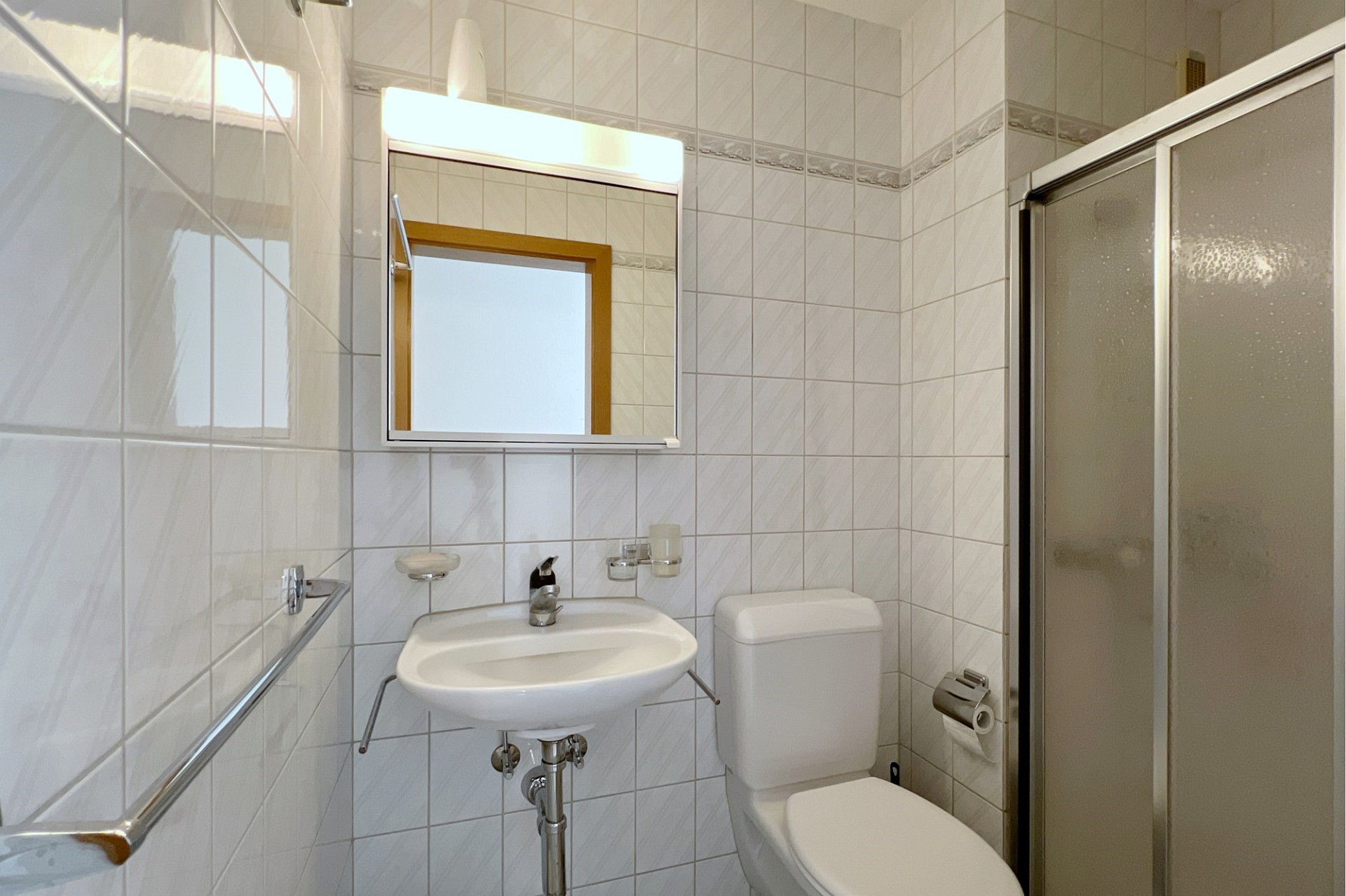 Kleines helles Badezimmer mit Dusche und WC