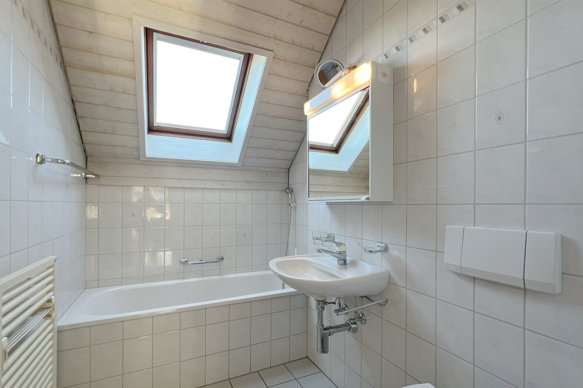 Kleines Tageslichtbad mit Dachfenster