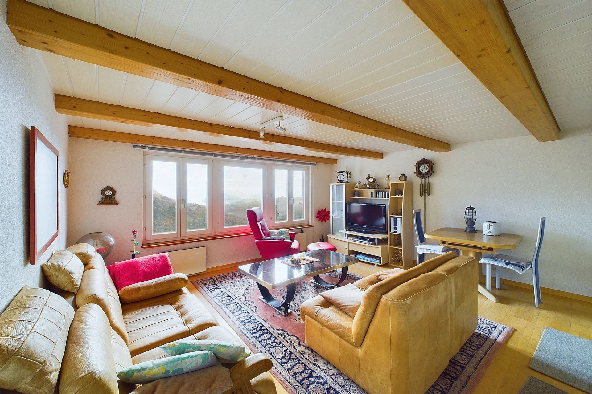 Helles Wohnzimmer mit sichtbaren Holzbalken