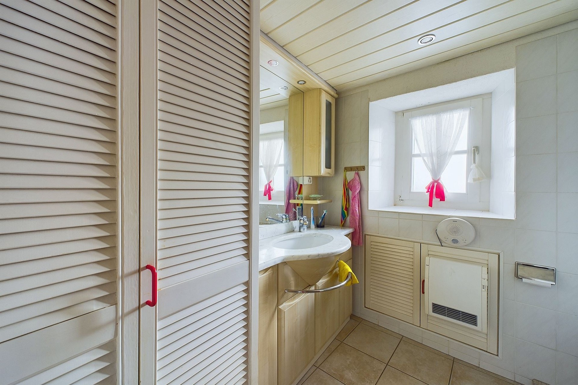 Badezimmer mit Holz- und Fliesenoberflächen