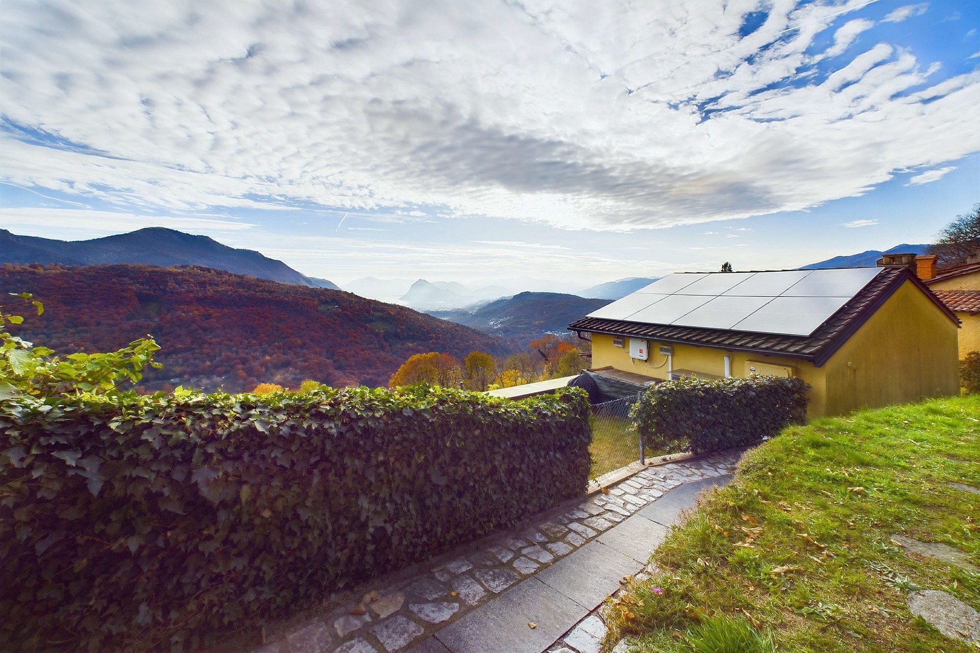 Haus mit Solardach und Bergblick