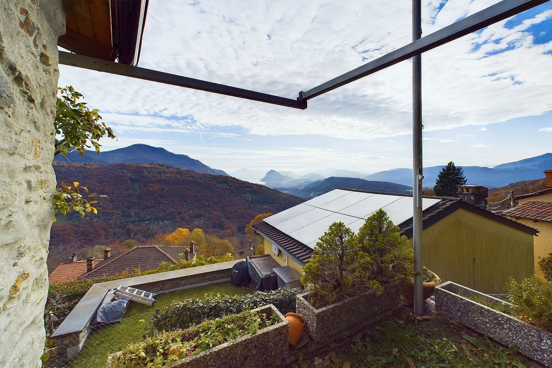Blick von einer Terrasse mit Bergpanorama