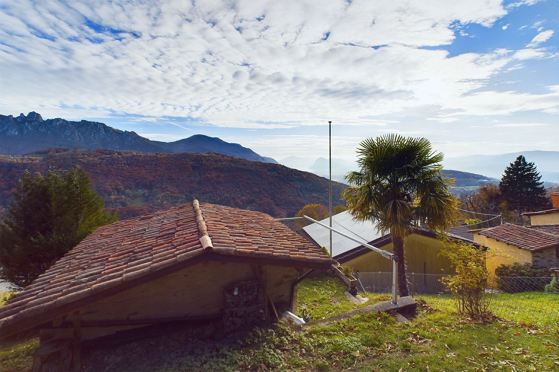 Bergblick mit mediterranen Dächern