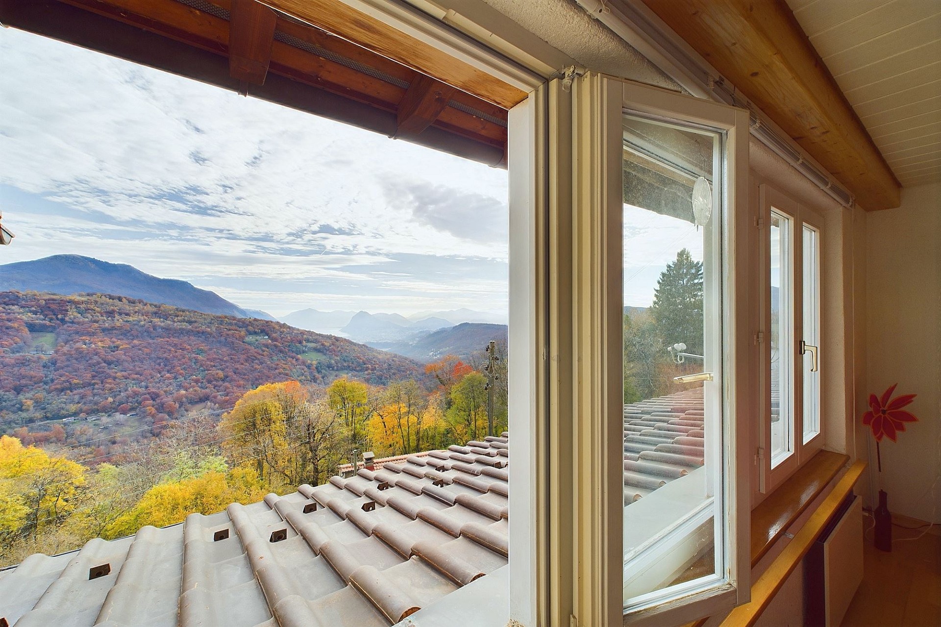 Blick aus einem Dachfenster mit Alpenpanorama