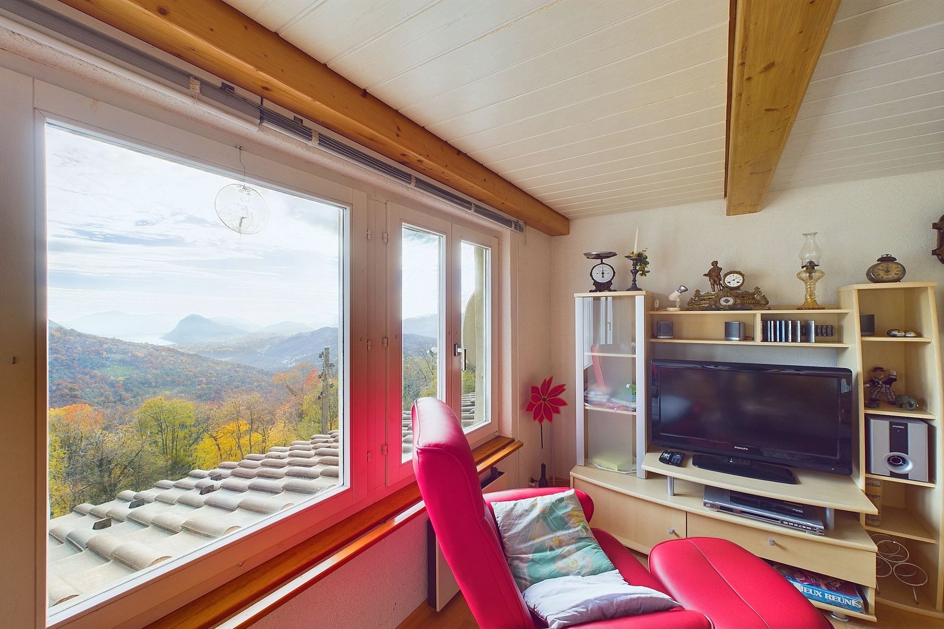 Gemütliches Wohnzimmer mit Panoramablick