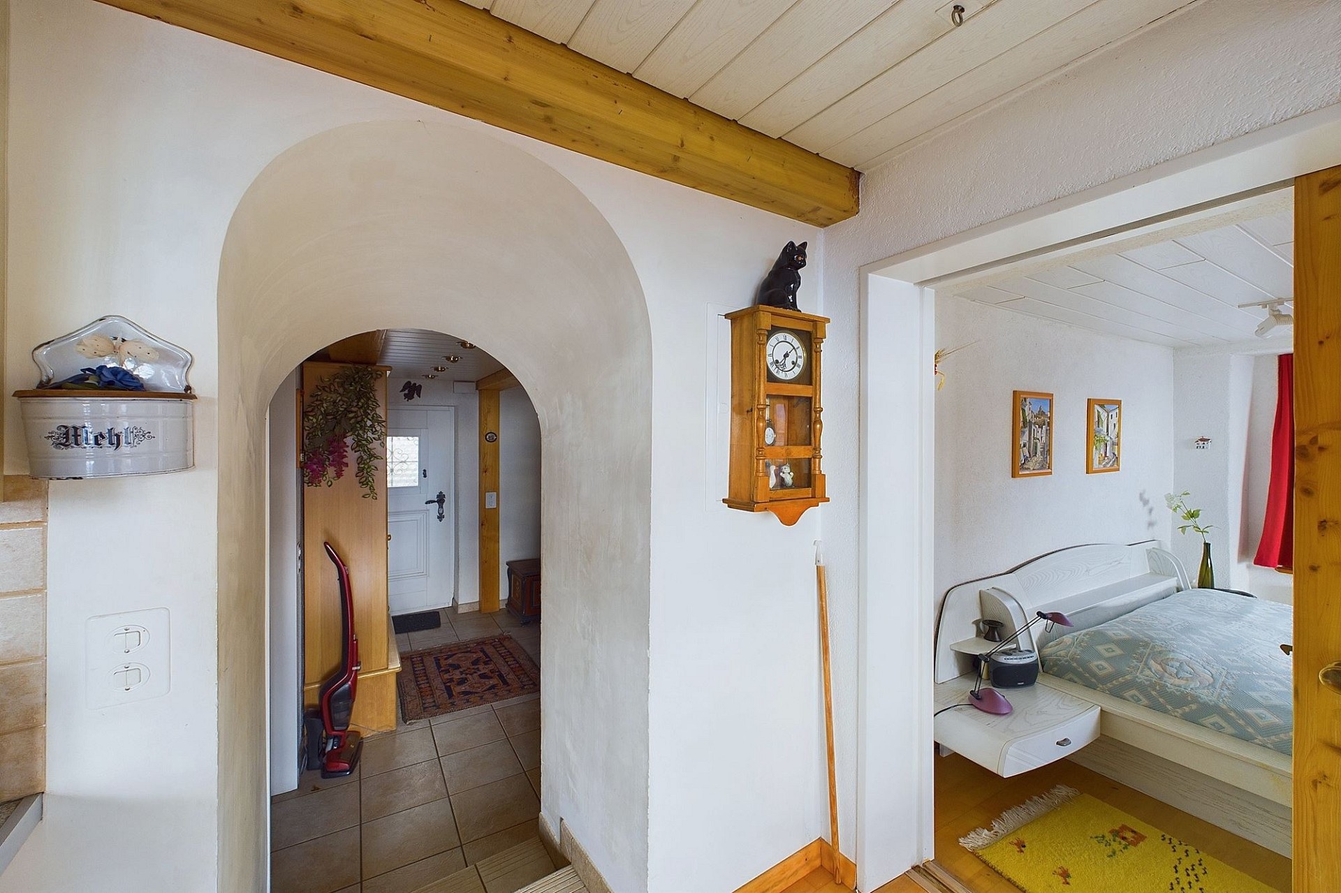 Flur mit Blick ins Schlafzimmer