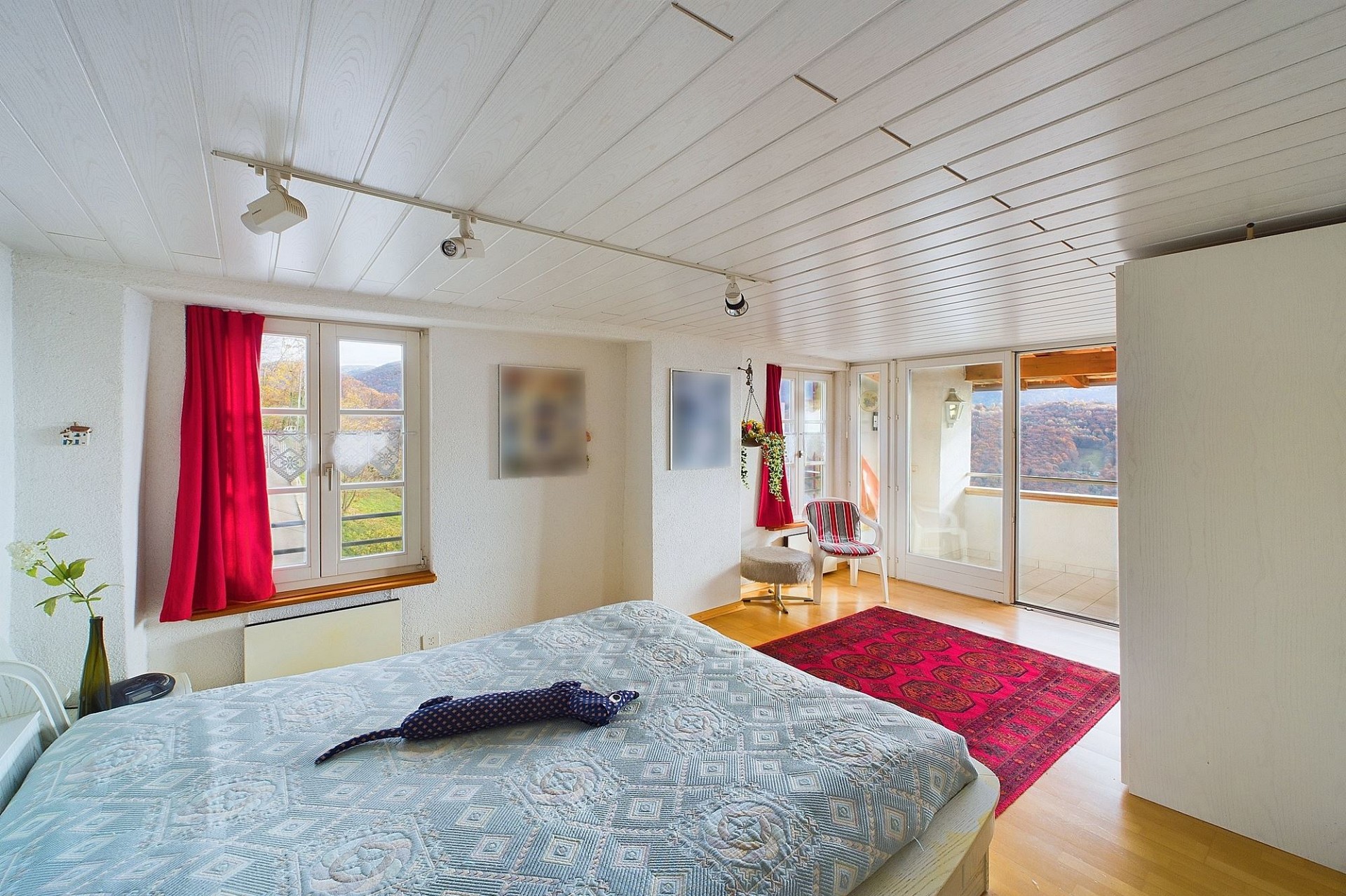Helles Schlafzimmer mit Balkonblick