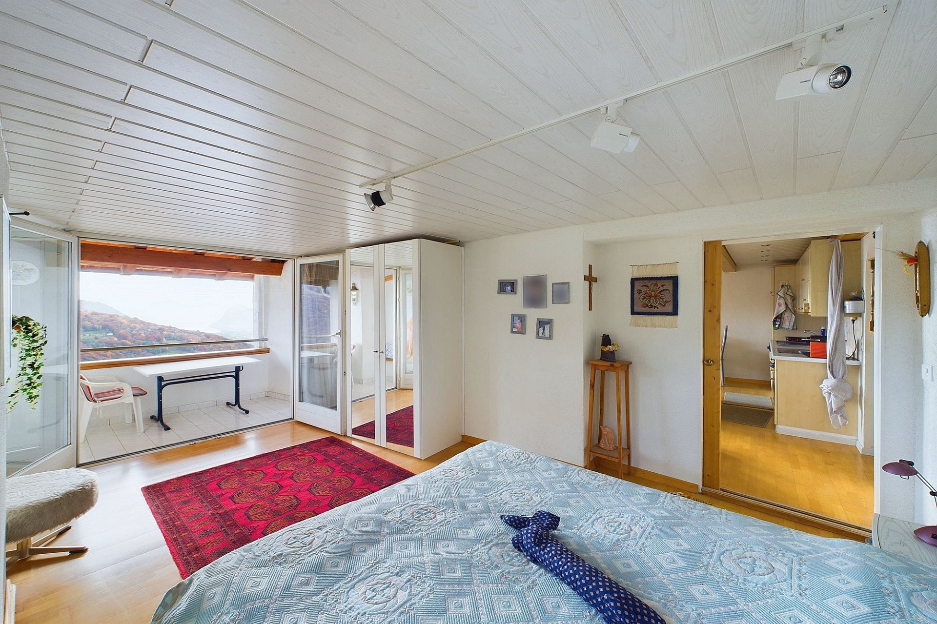 Schlafzimmer mit Balkonblick