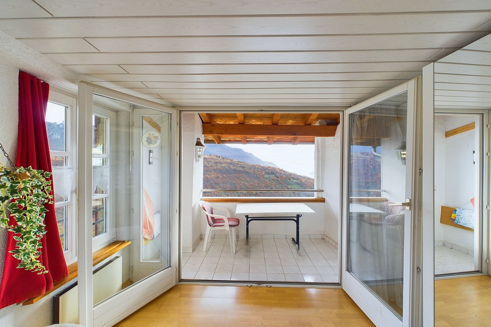 Heller verglaster Balkon mit Bergblick