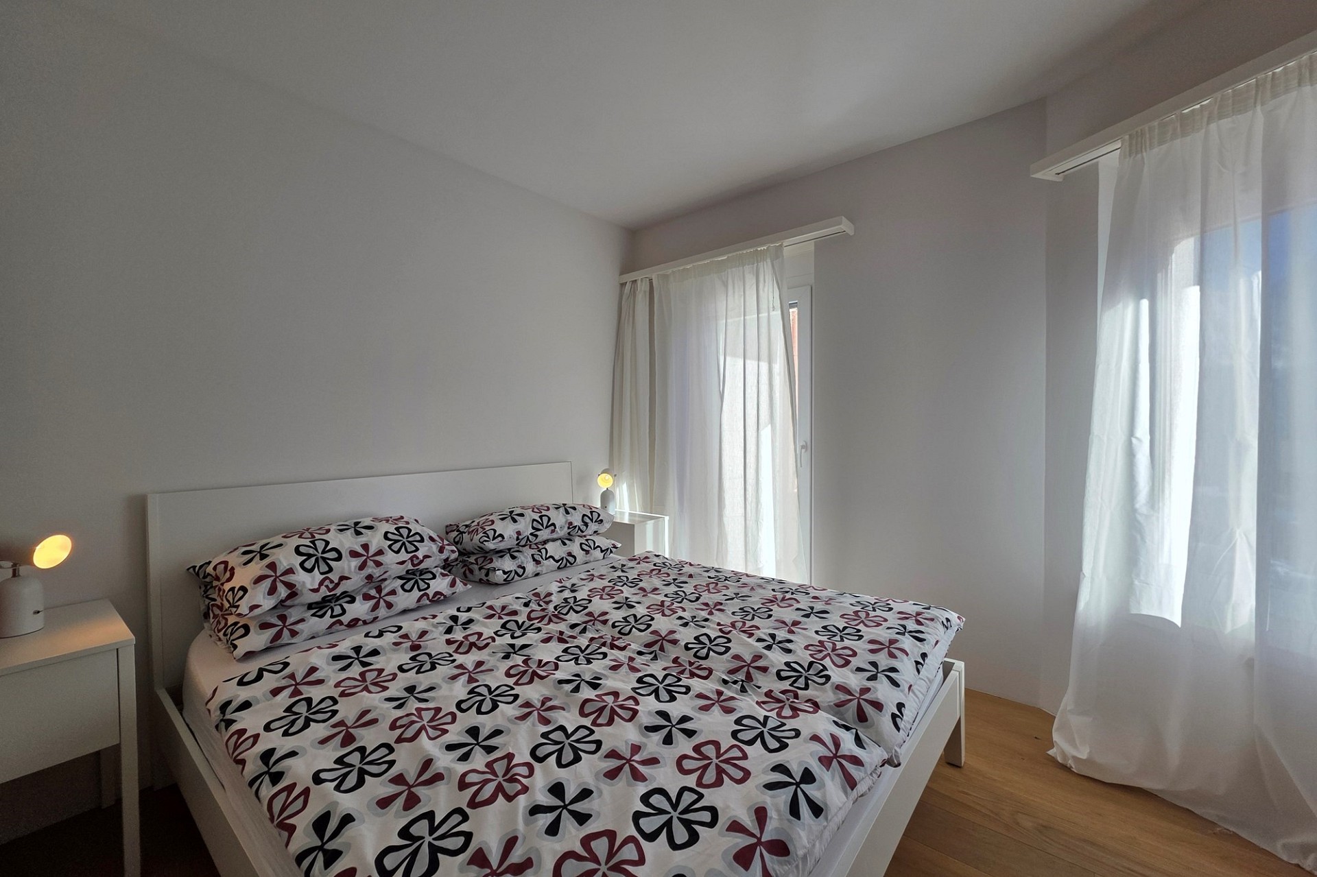 Helles Schlafzimmer mit Doppelbett