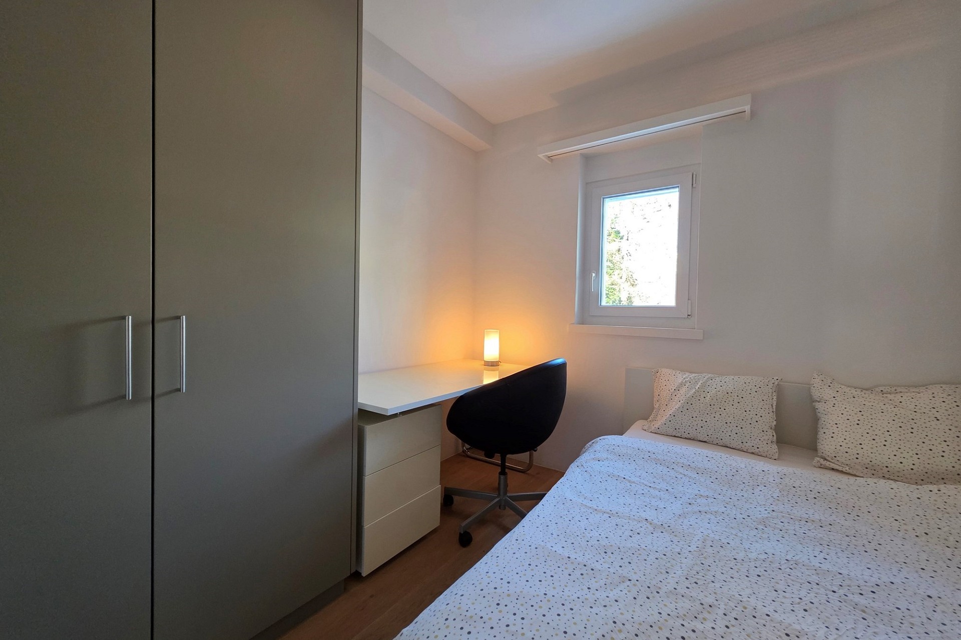 Kleines Schlafzimmer mit Arbeitsplatz