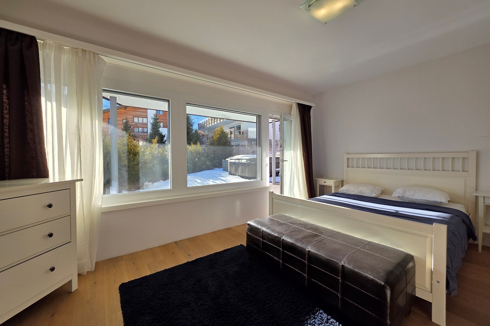 Helles Schlafzimmer mit Blick ins Freie