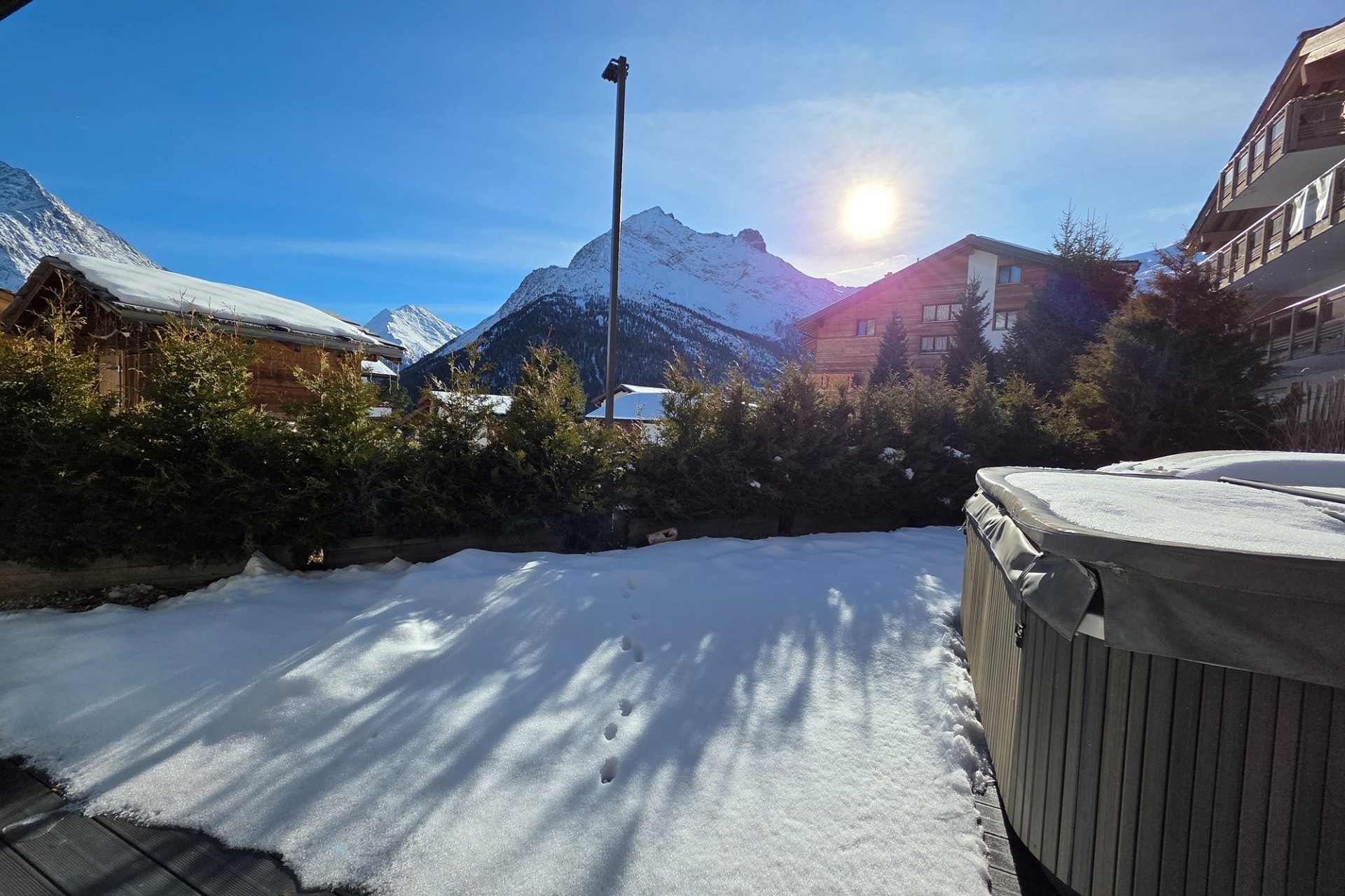 Schneebedeckter Außenbereich mit Bergblick