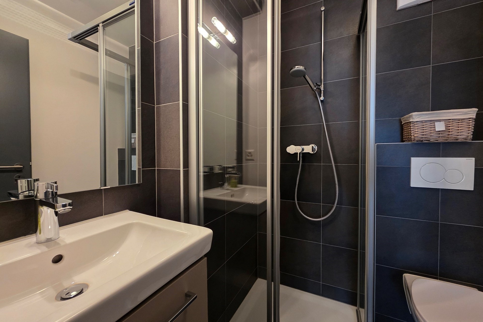 Modernes Bad mit Dusche und Waschbecken